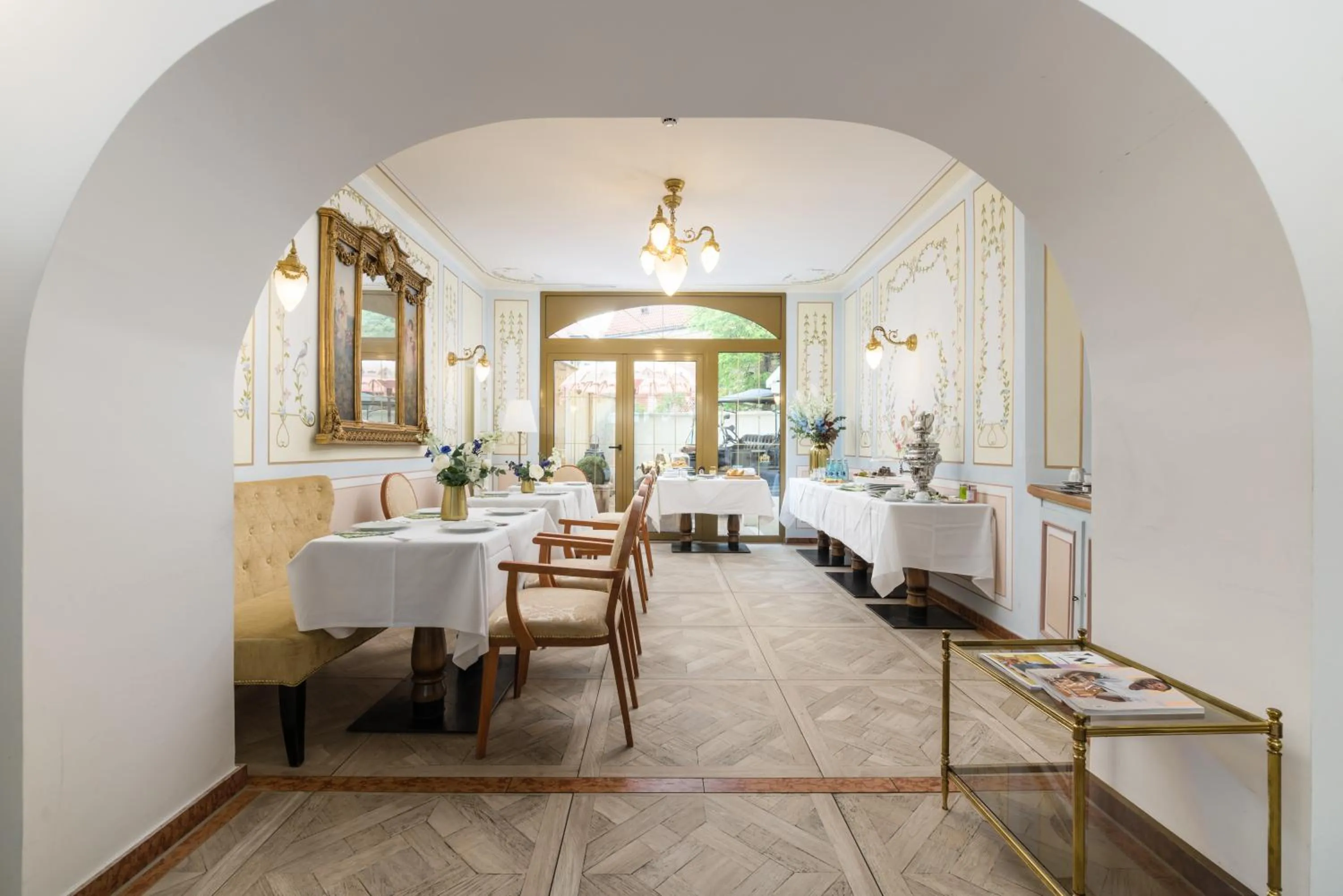 Restaurant/places to eat in Hôtel du Train