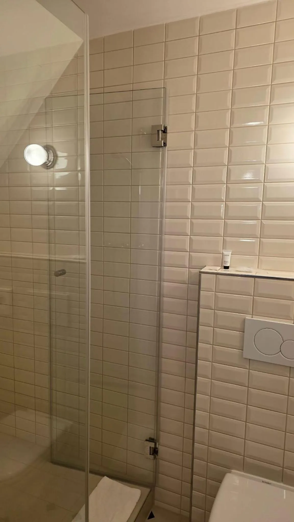 Shower in Hôtel du Train