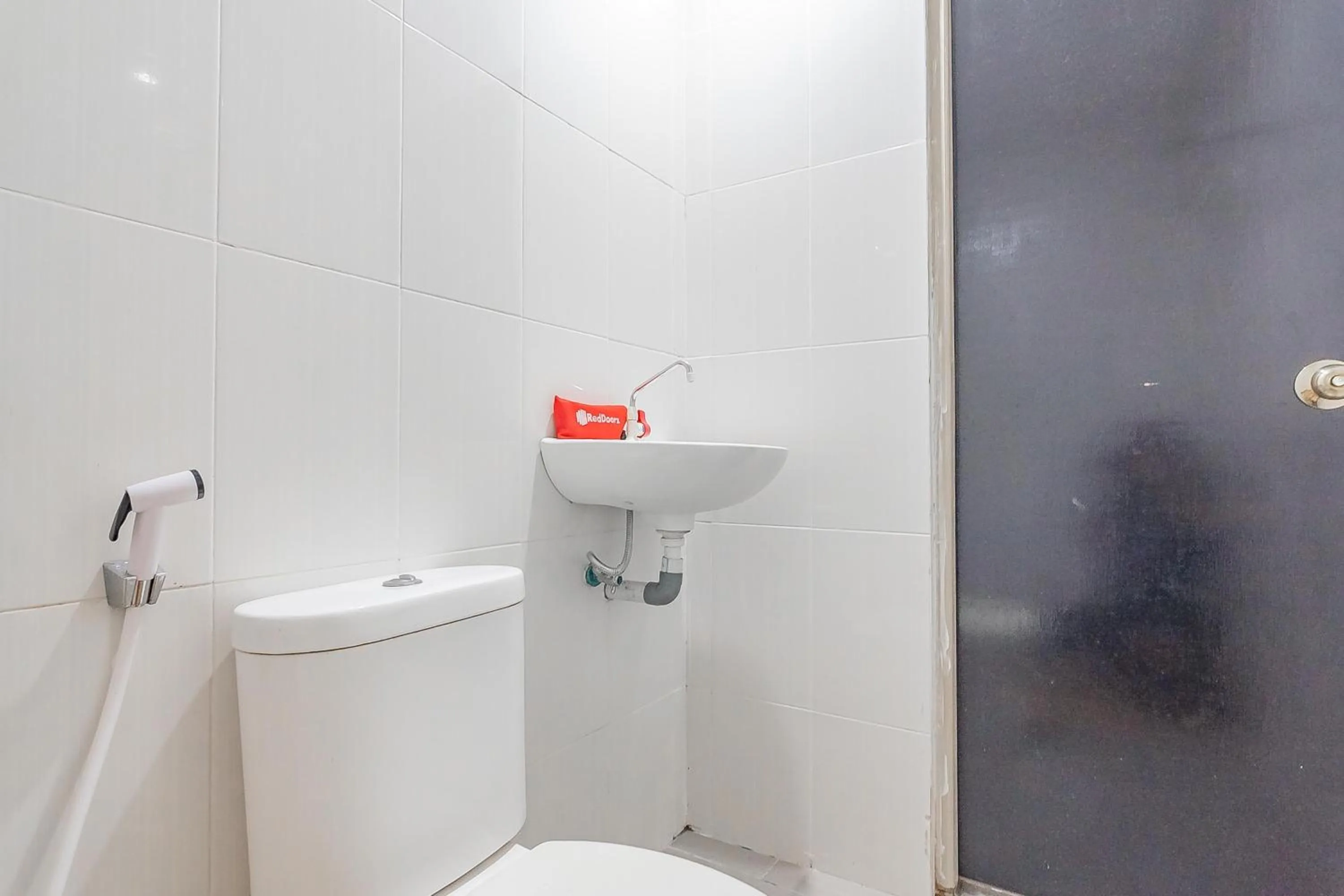 Bathroom in RedDoorz at Rajawali KM 5 Palangkaraya