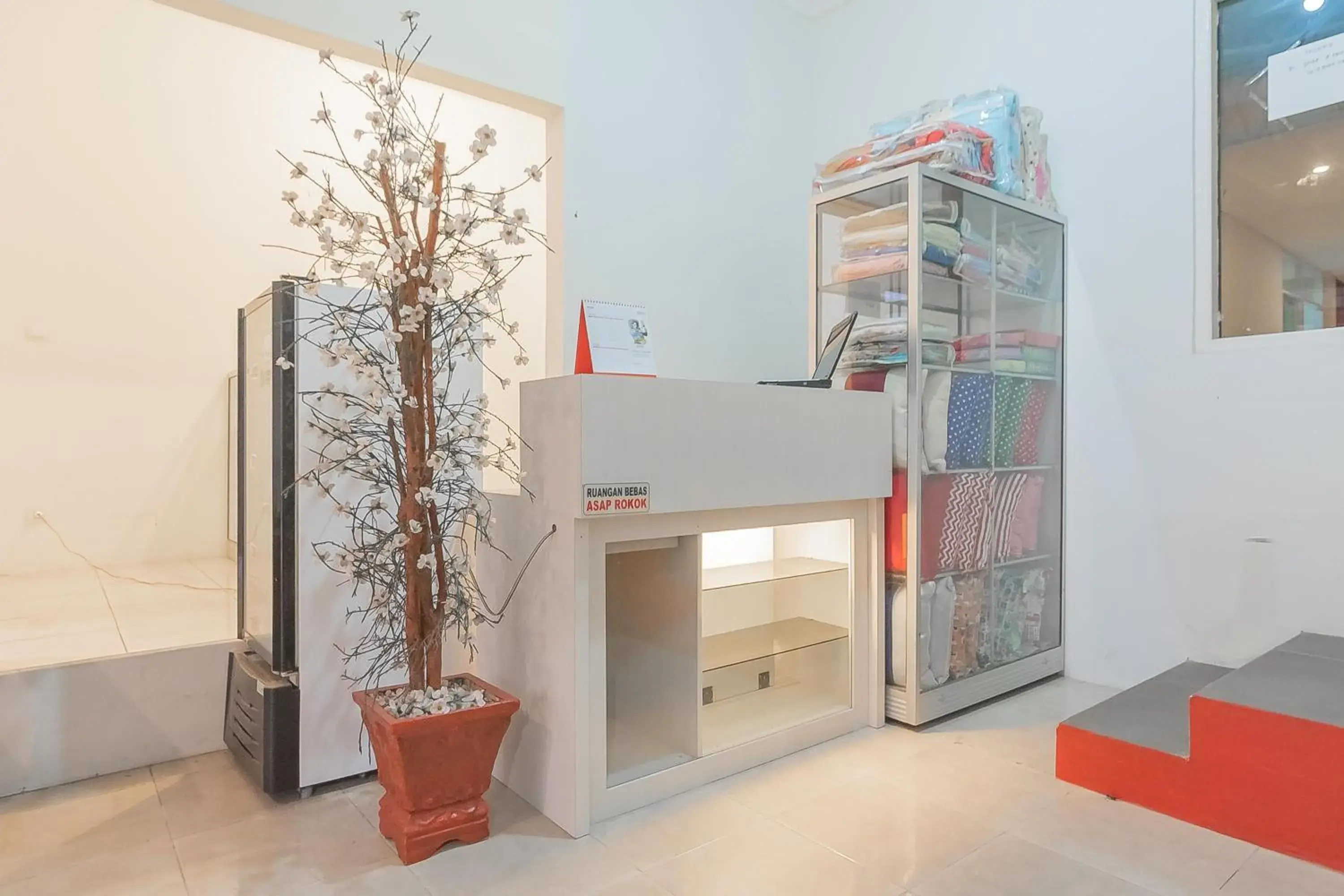 Facade/entrance in RedDoorz at Rajawali KM 5 Palangkaraya Facade/entrance in RedDoorz at Rajawali KM 5 Palangkaraya