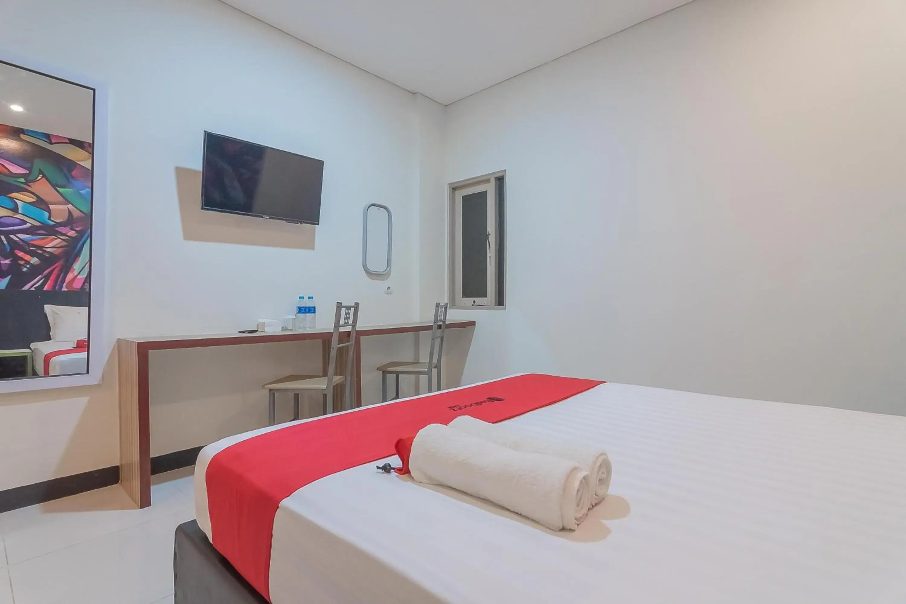 TV and multimedia, Bed in RedDoorz at Rajawali KM 5 Palangkaraya TV and multimedia, Bed in RedDoorz at Rajawali KM 5 Palangkaraya