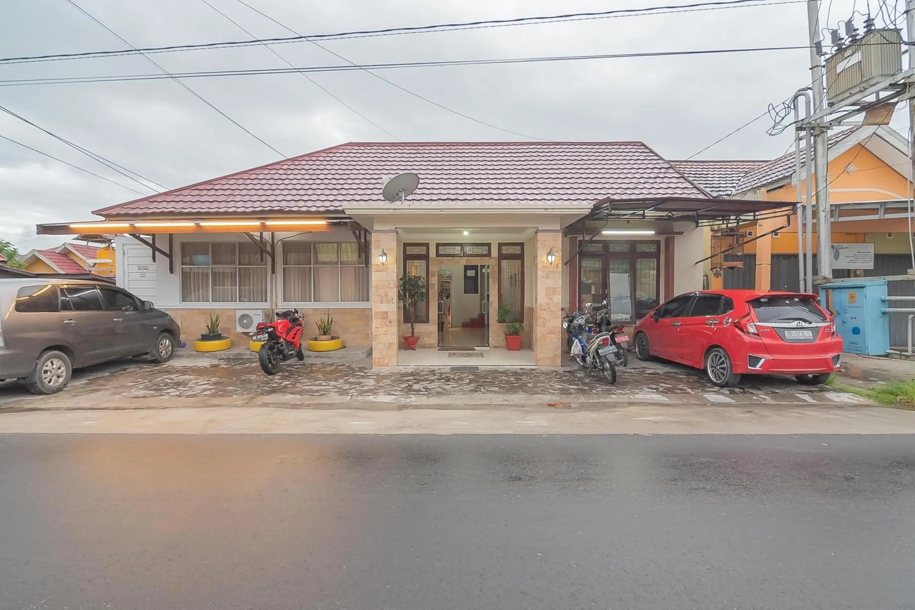 Facade/entrance in RedDoorz at Rajawali KM 5 Palangkaraya Facade/entrance in RedDoorz at Rajawali KM 5 Palangkaraya