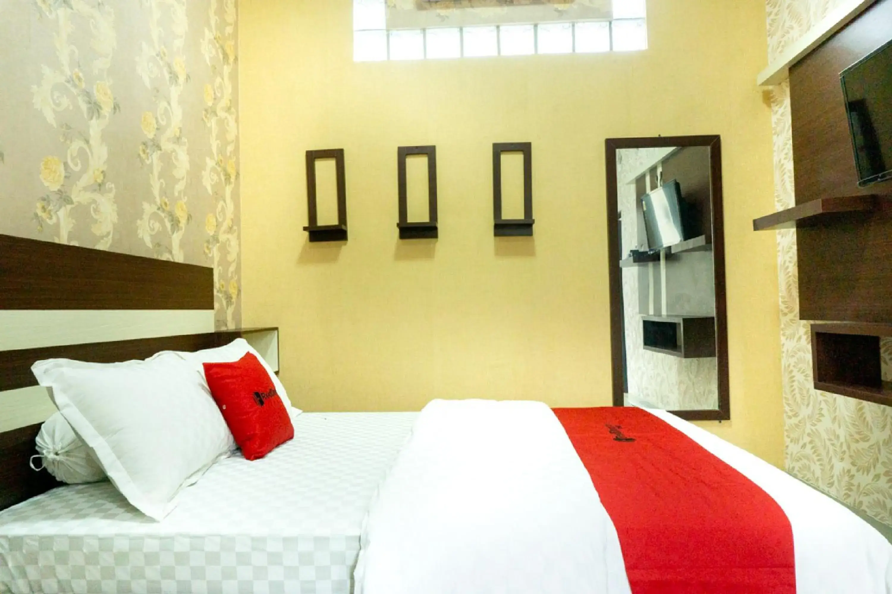 Bedroom, Bed in RedDoorz near Benteng Van Den Bosch Bedroom, Bed in RedDoorz near Benteng Van Den Bosch