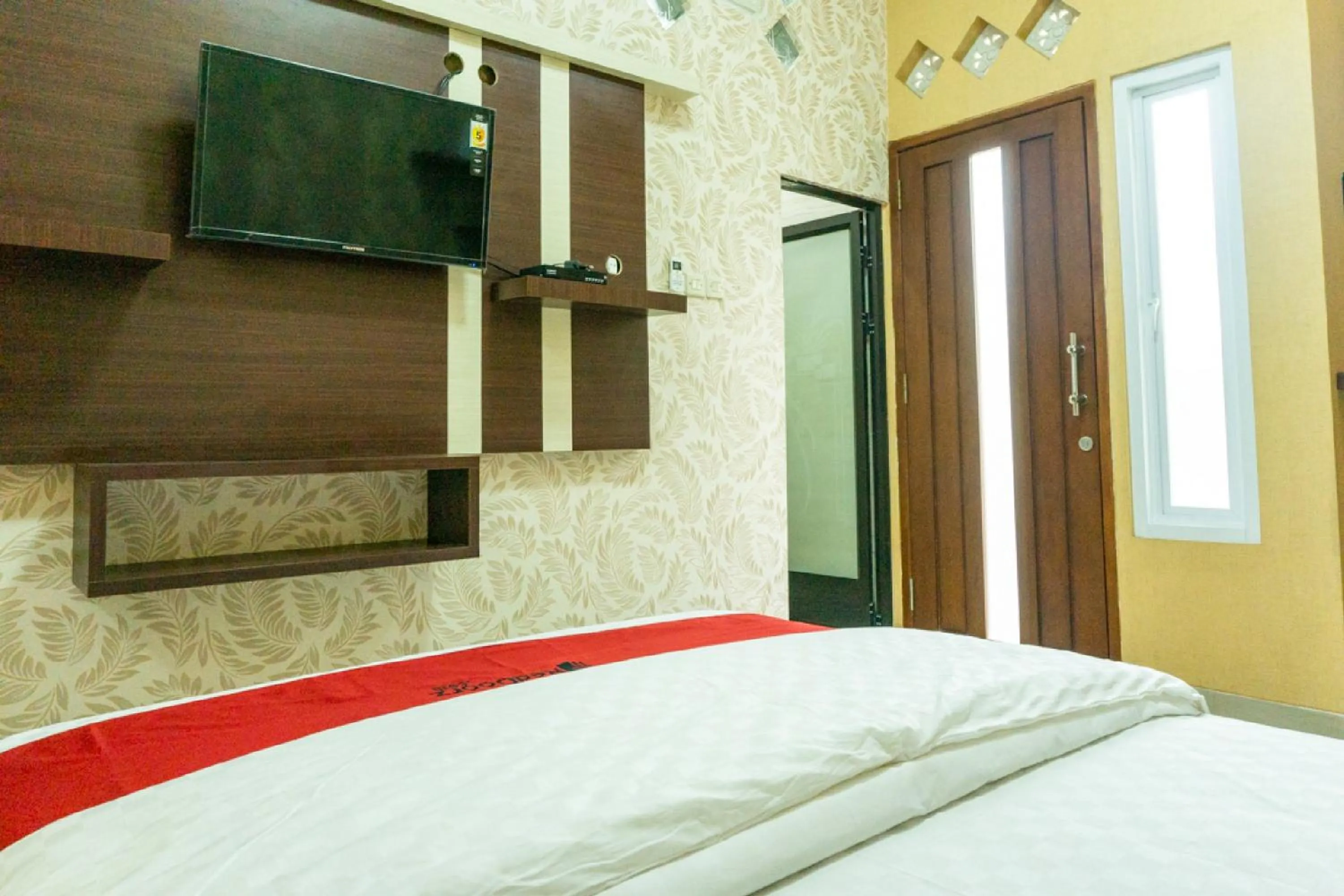 TV and multimedia, Bed in RedDoorz near Benteng Van Den Bosch