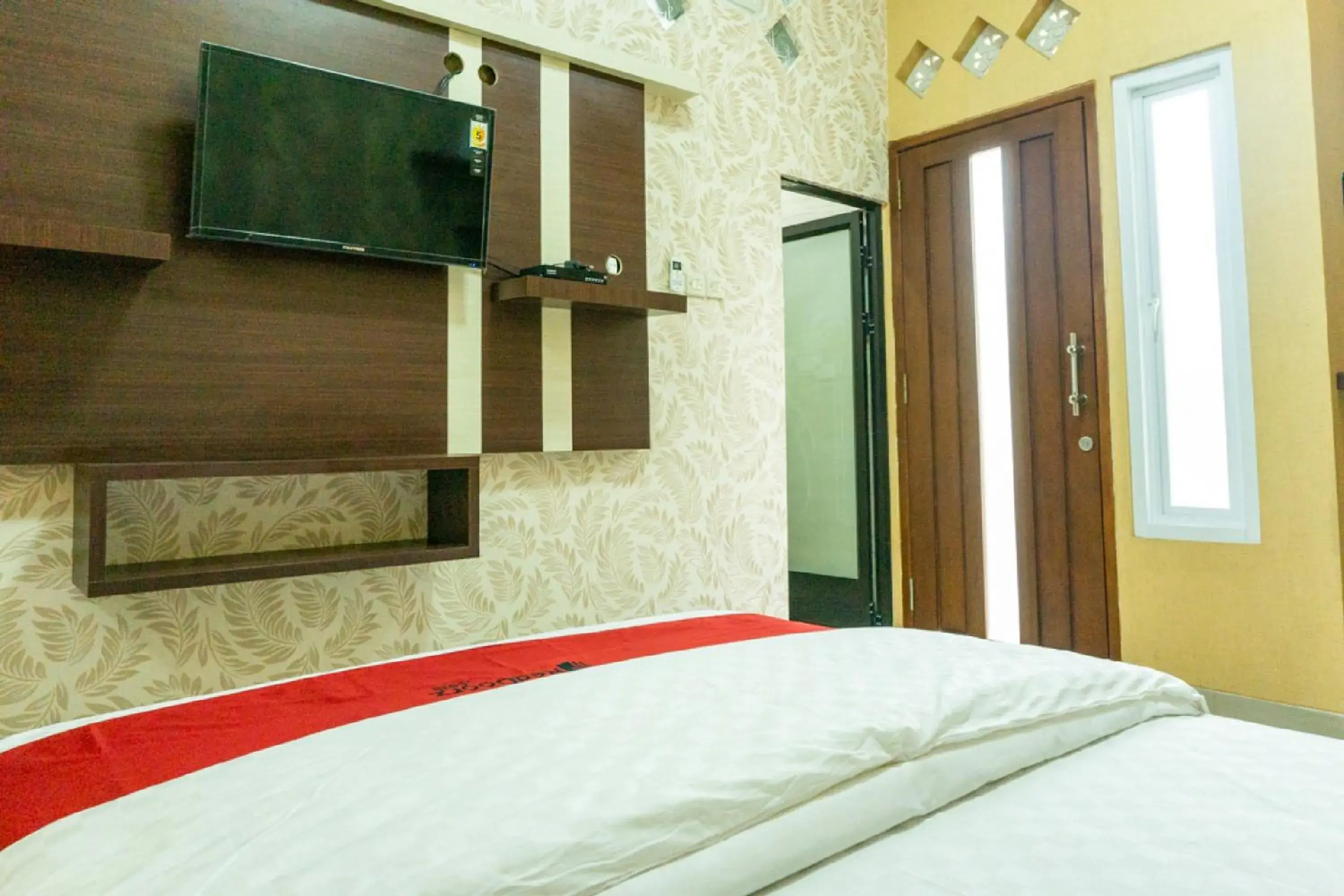 TV and multimedia, Bed in RedDoorz near Benteng Van Den Bosch TV and multimedia, Bed in RedDoorz near Benteng Van Den Bosch