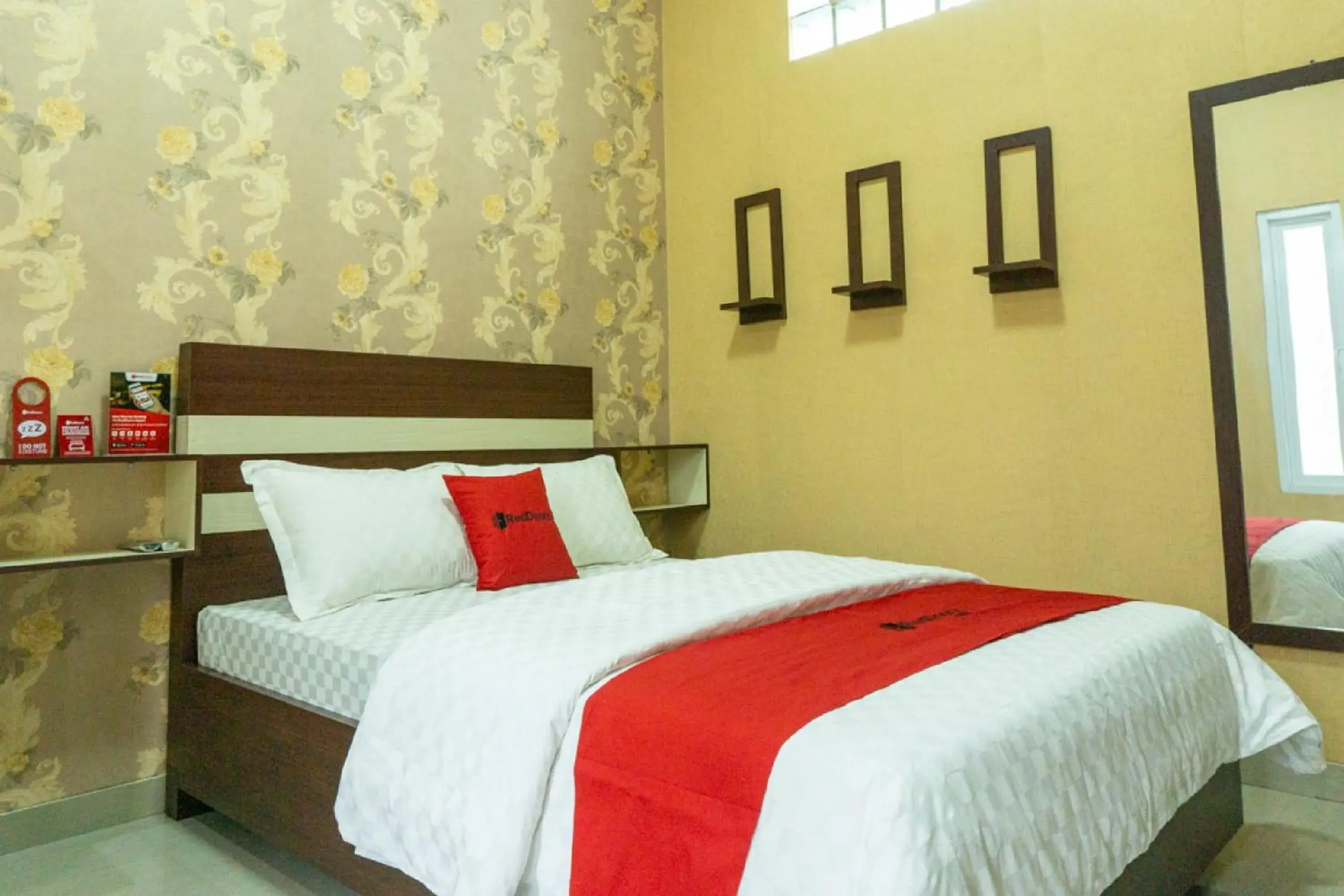 Bedroom, Bed in RedDoorz near Benteng Van Den Bosch Bedroom, Bed in RedDoorz near Benteng Van Den Bosch