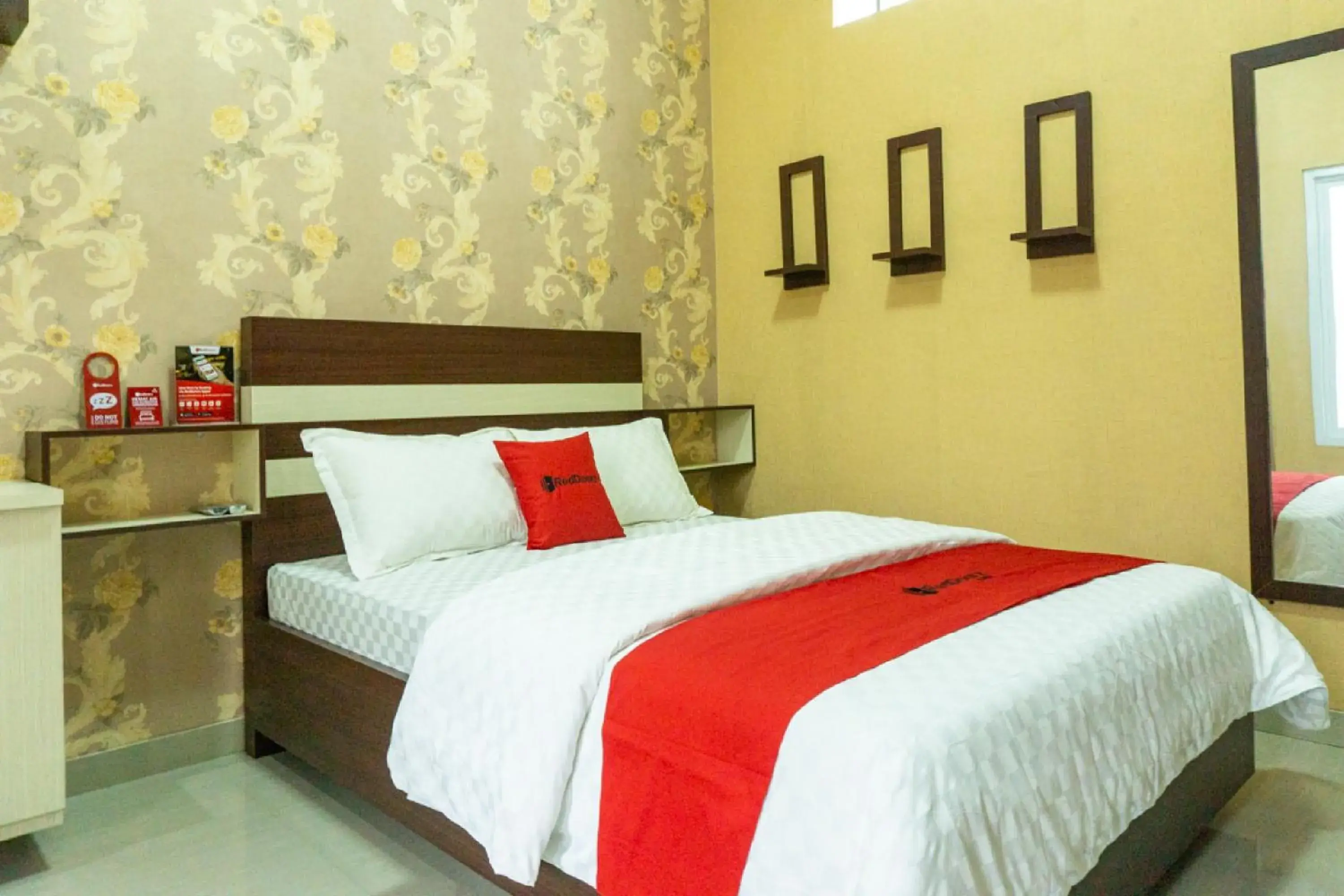 Bedroom, Bed in RedDoorz near Benteng Van Den Bosch Bedroom, Bed in RedDoorz near Benteng Van Den Bosch