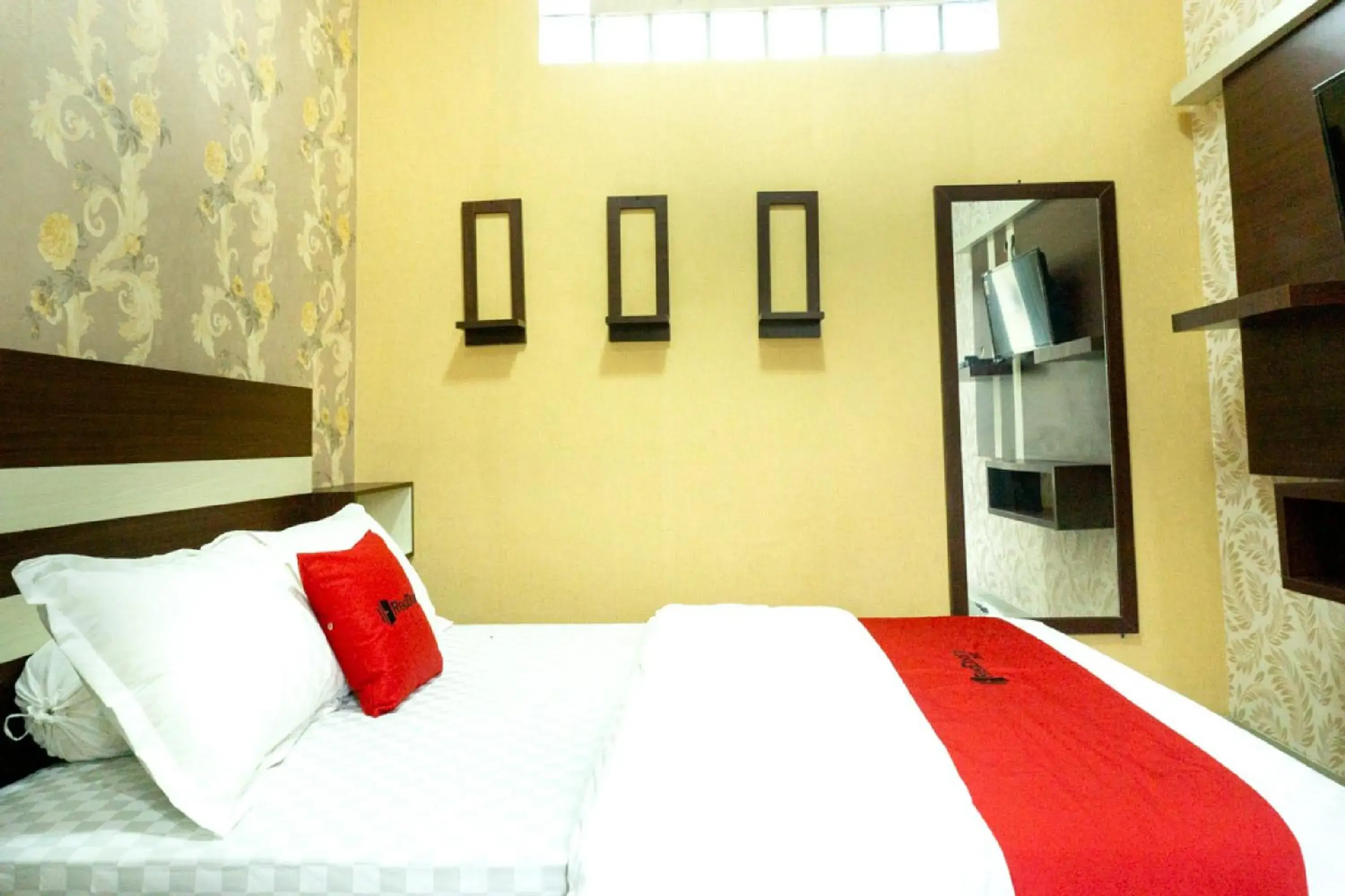 Bedroom, Bed in RedDoorz near Benteng Van Den Bosch Bedroom, Bed in RedDoorz near Benteng Van Den Bosch