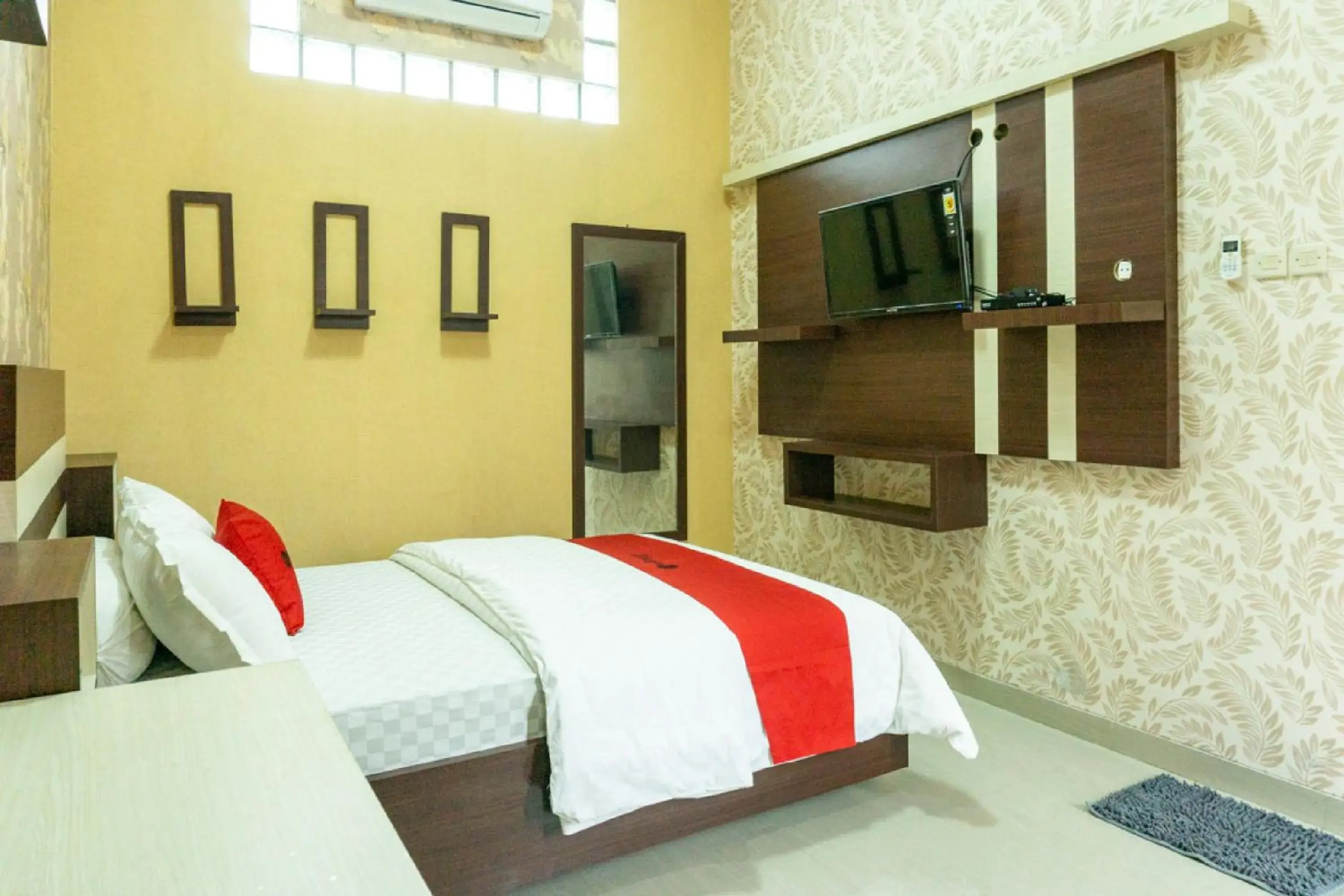 Bedroom, Bed in RedDoorz near Benteng Van Den Bosch Bedroom, Bed in RedDoorz near Benteng Van Den Bosch