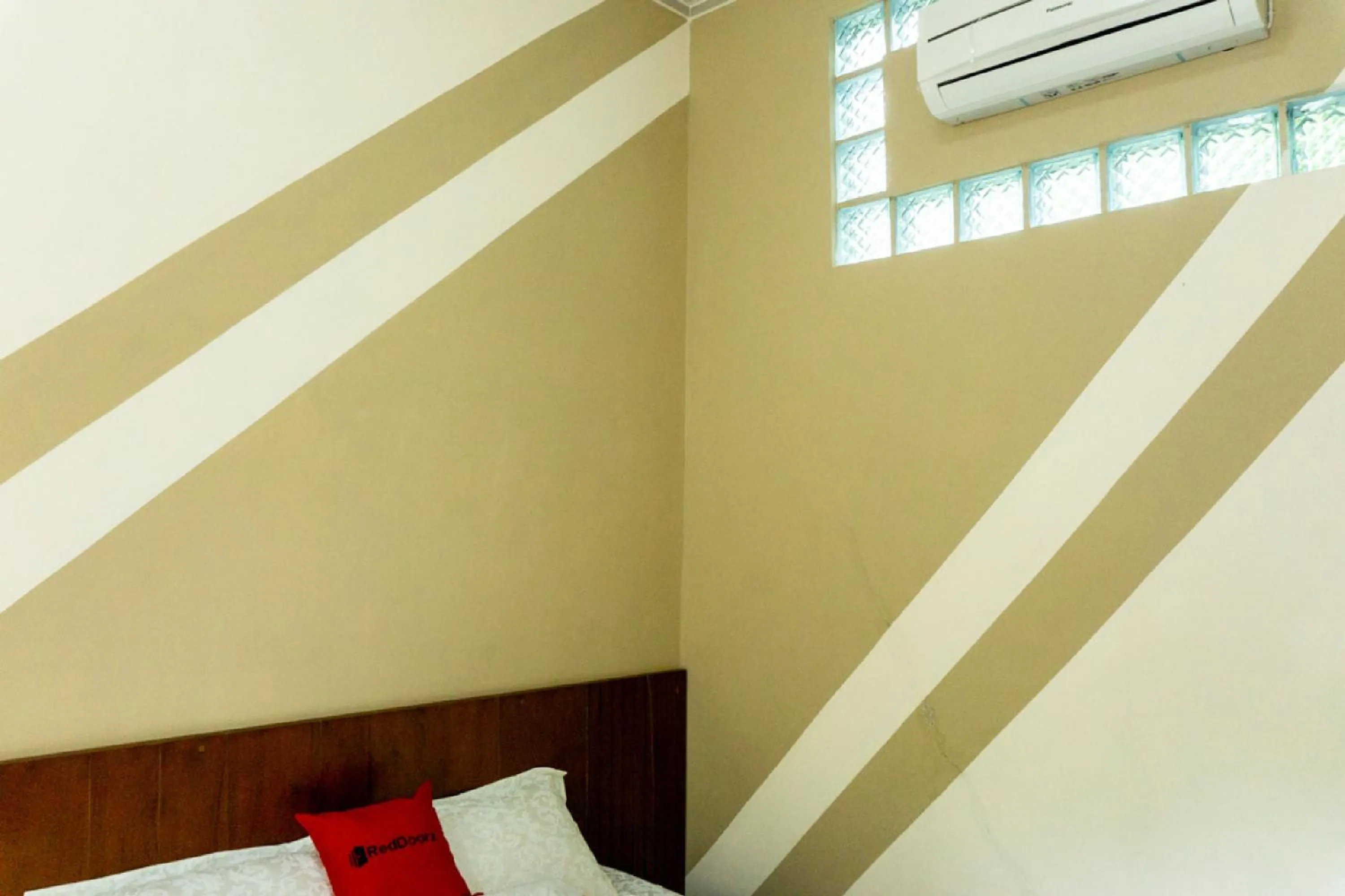 Bedroom, Bed in RedDoorz near Benteng Van Den Bosch