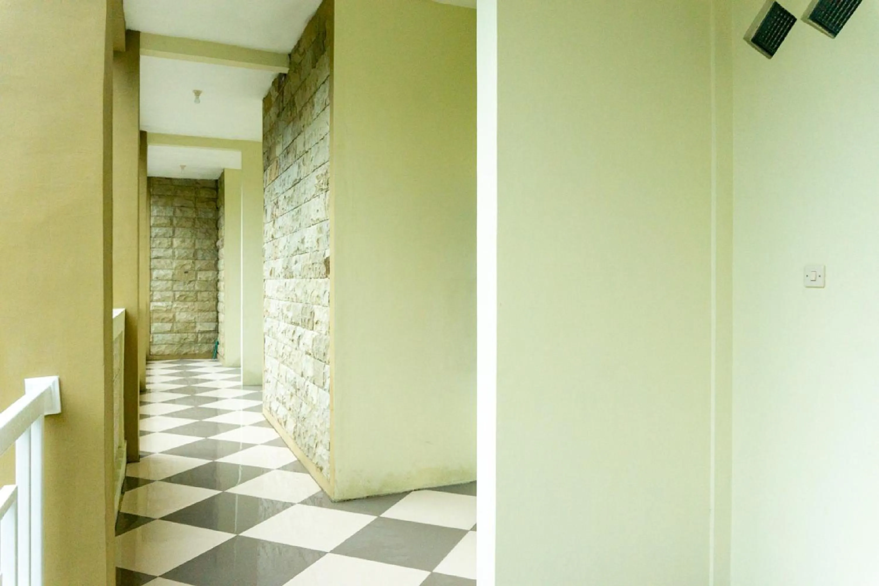 Area and facilities in RedDoorz near Benteng Van Den Bosch