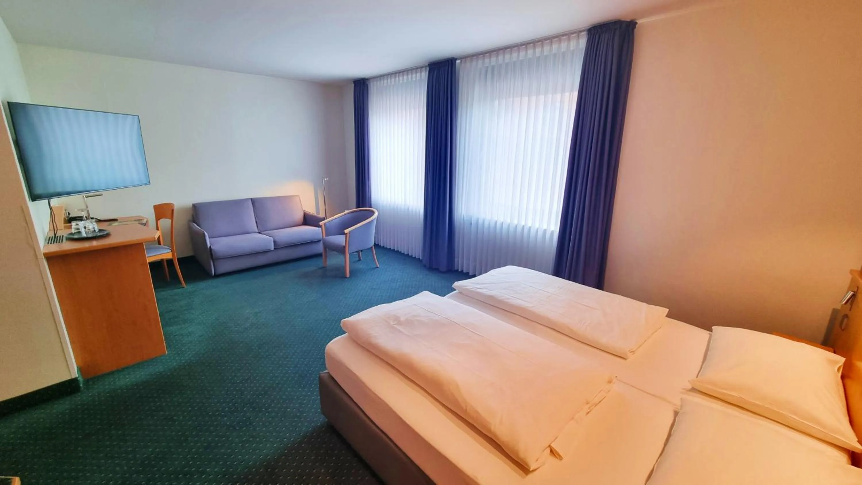 Photo of the whole room, Bed in Hotel Panorama Hamburg-Harburg