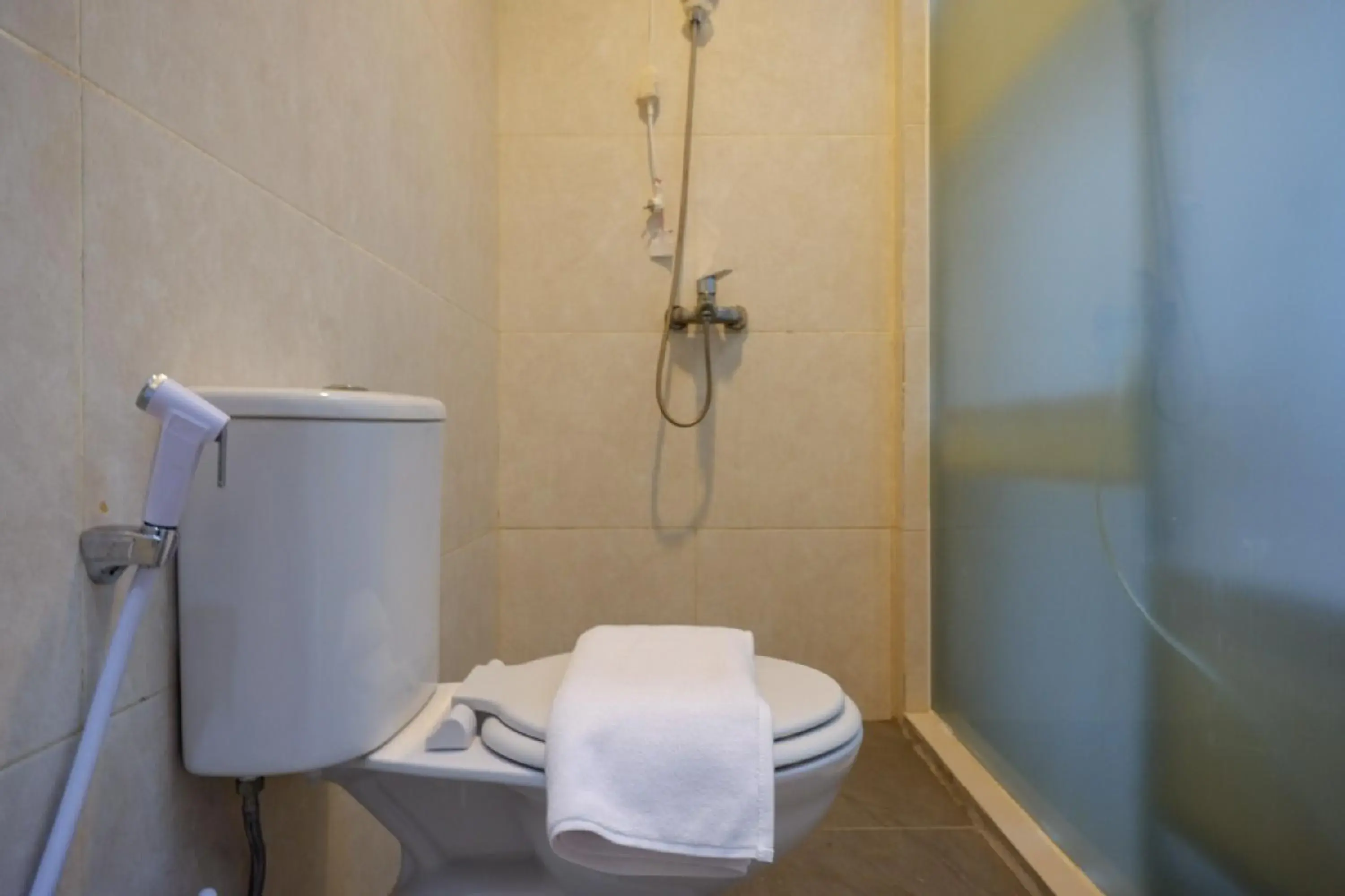 Bathroom in RedDoorz @ Jalan Kartini Semarang Bathroom in RedDoorz @ Jalan Kartini Semarang