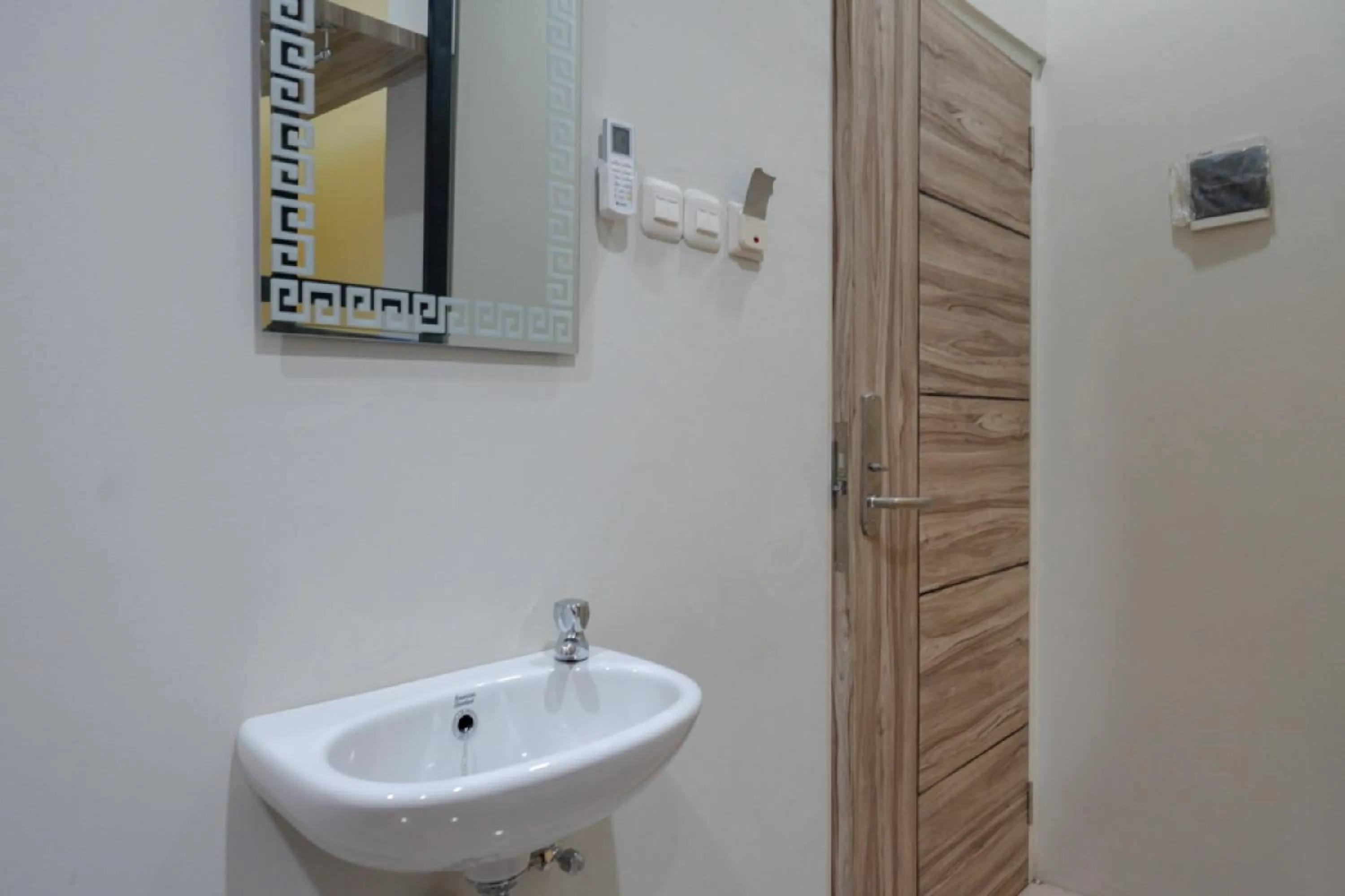 Bathroom in RedDoorz @ Jalan Kartini Semarang