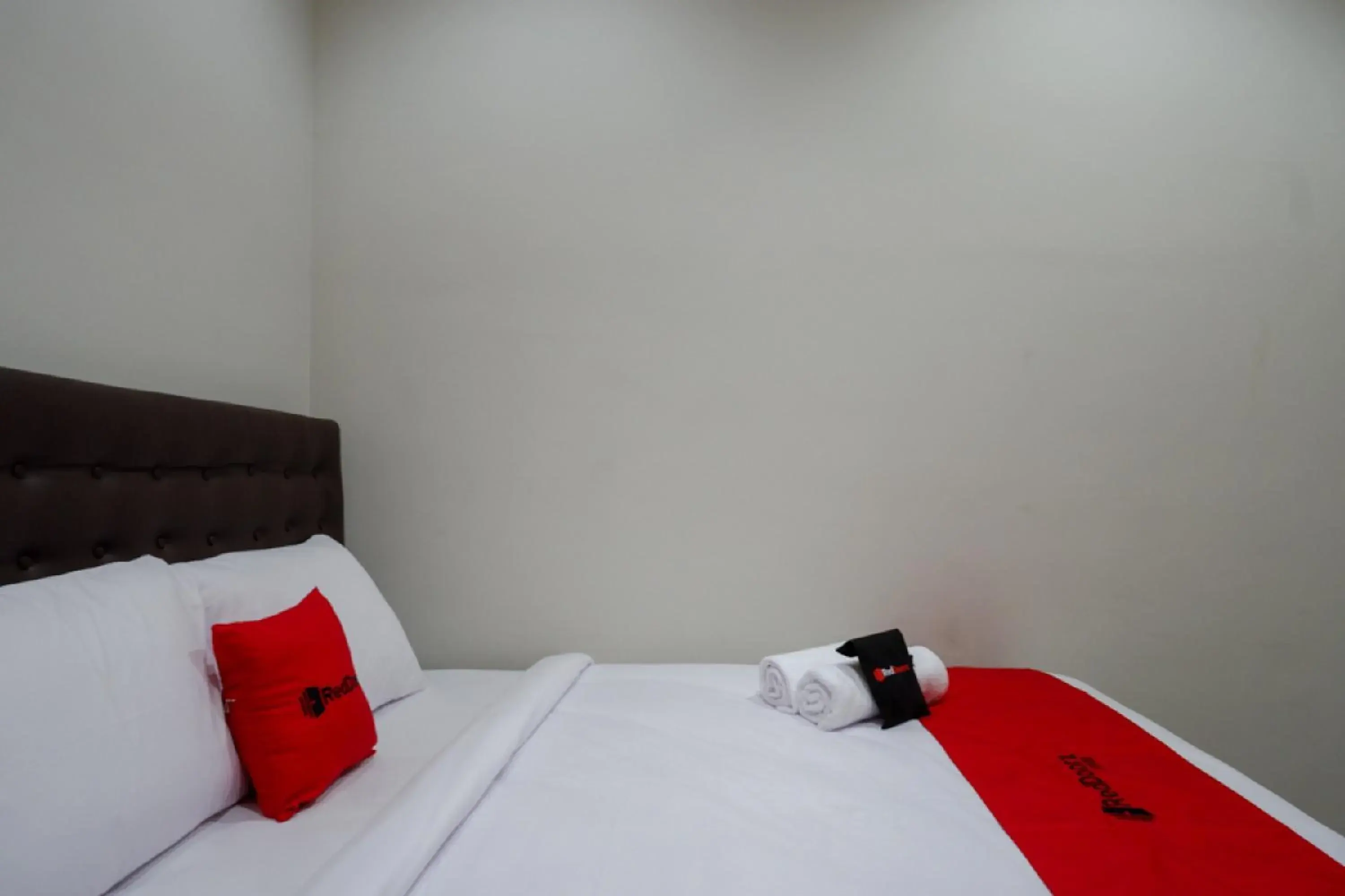 Bedroom, Bed in RedDoorz @ Jalan Kartini Semarang Bedroom, Bed in RedDoorz @ Jalan Kartini Semarang