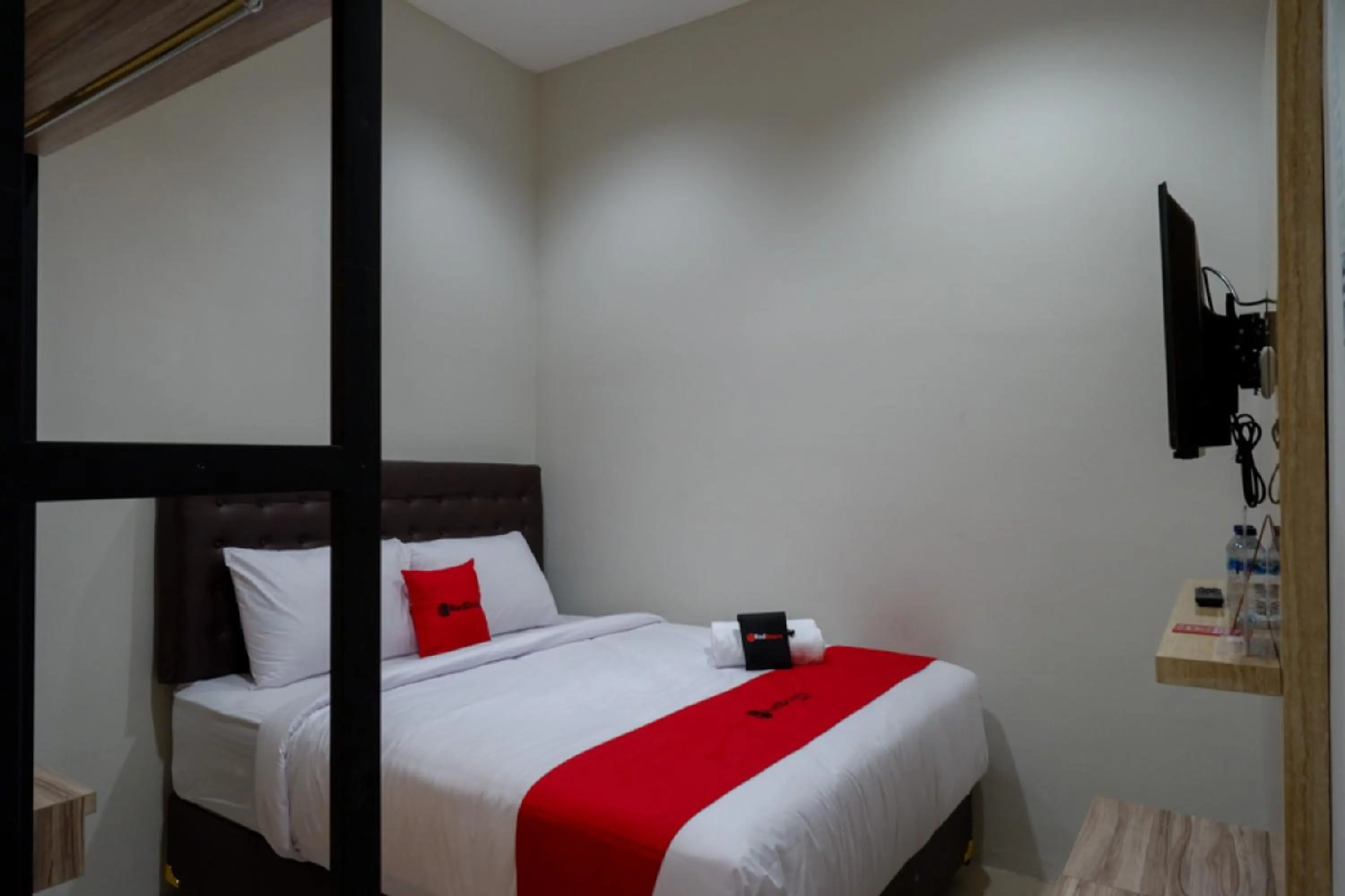Bedroom, Bed in RedDoorz @ Jalan Kartini Semarang