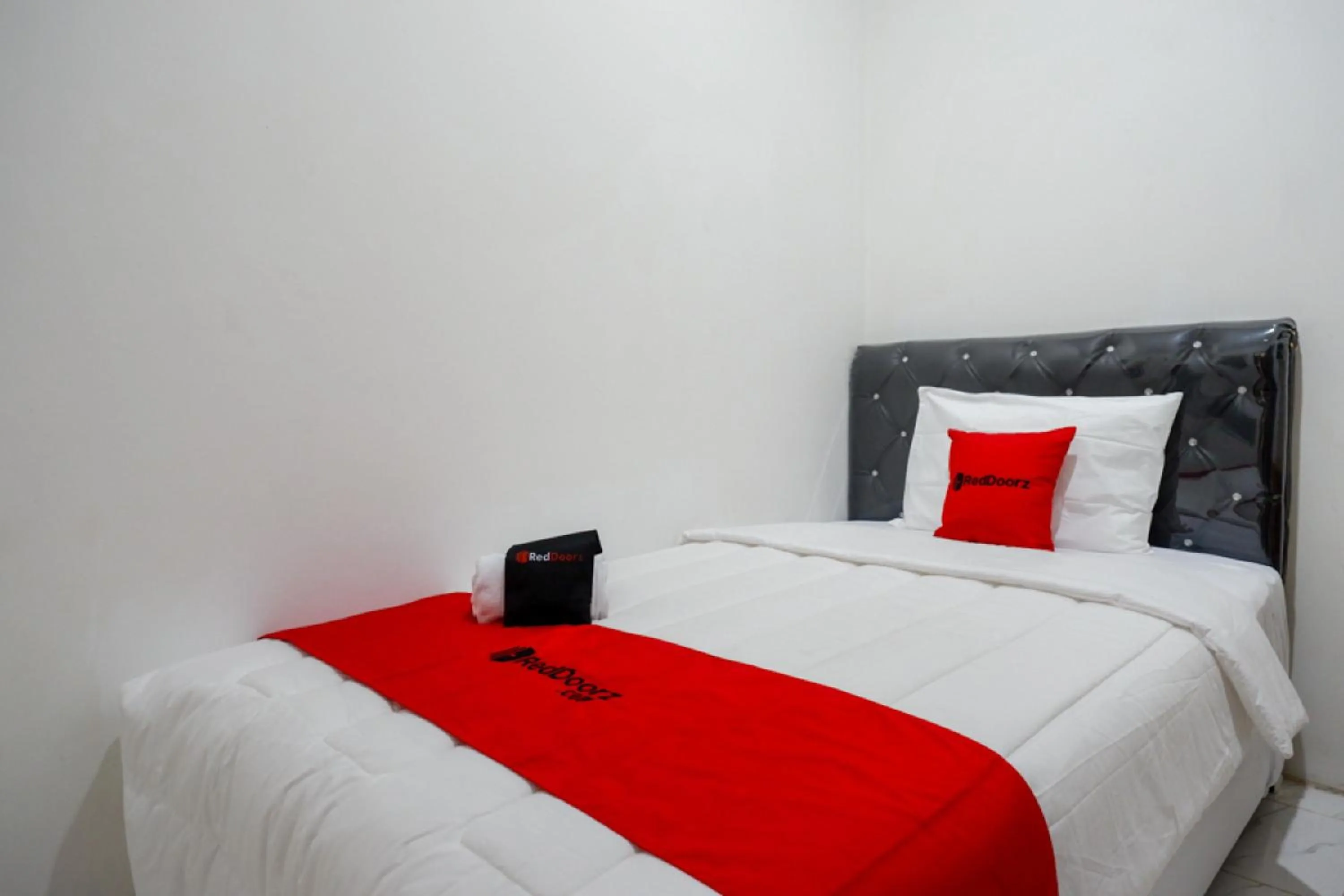 Bedroom, Bed in RedDoorz Hostel near Kota Lama Semarang