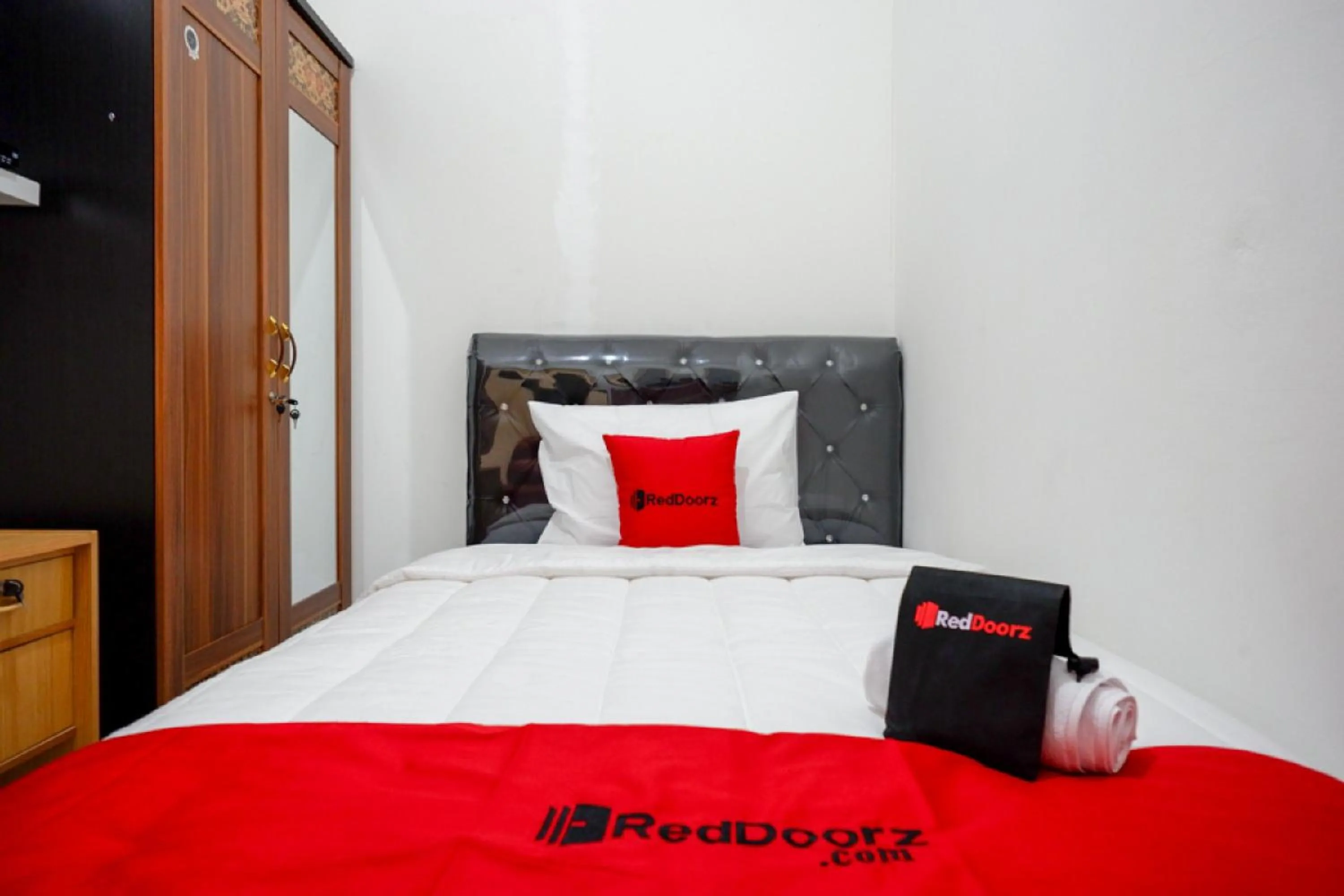 Bedroom, Bed in RedDoorz Hostel near Kota Lama Semarang