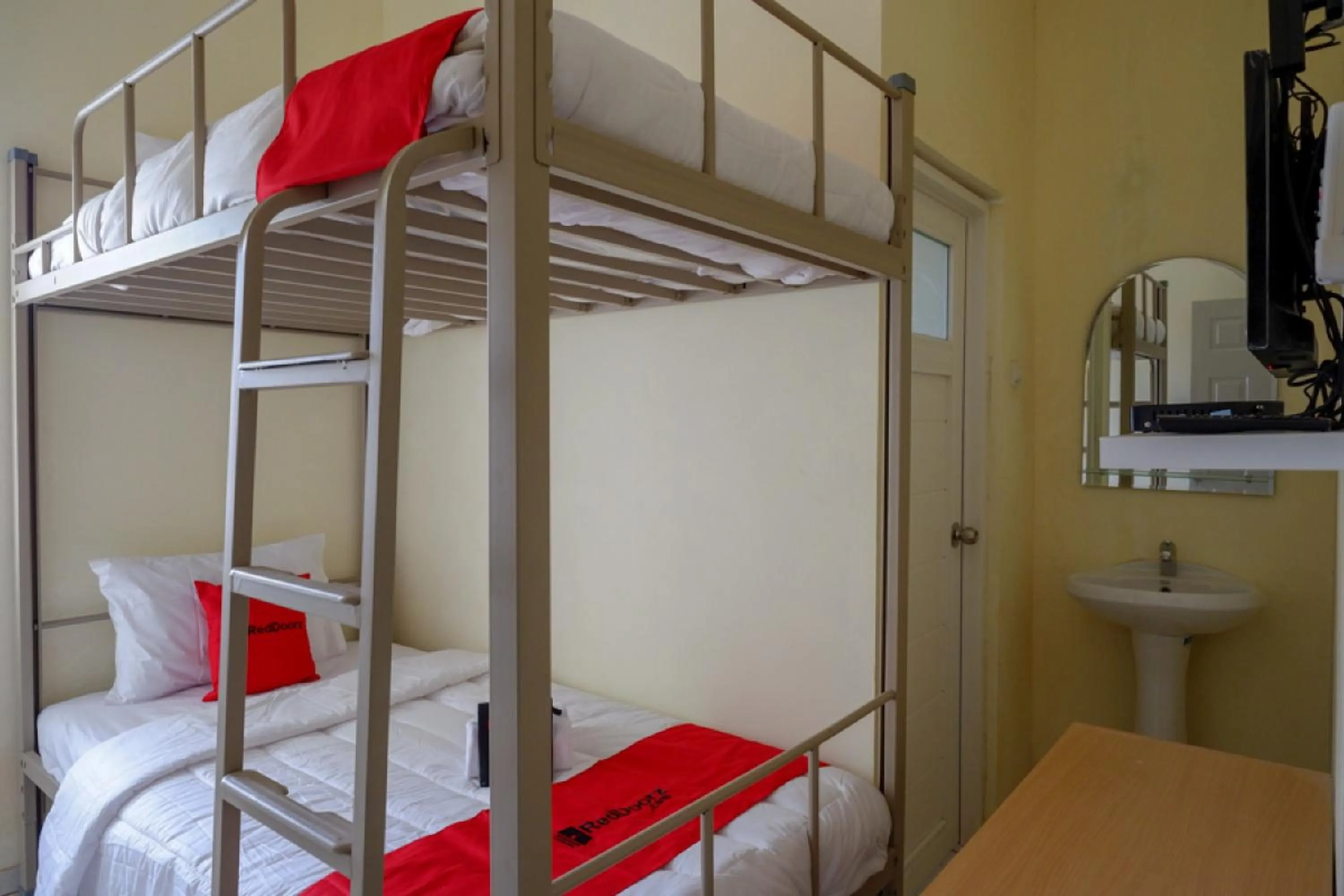 bunk bed, Bed in RedDoorz Hostel near Kota Lama Semarang