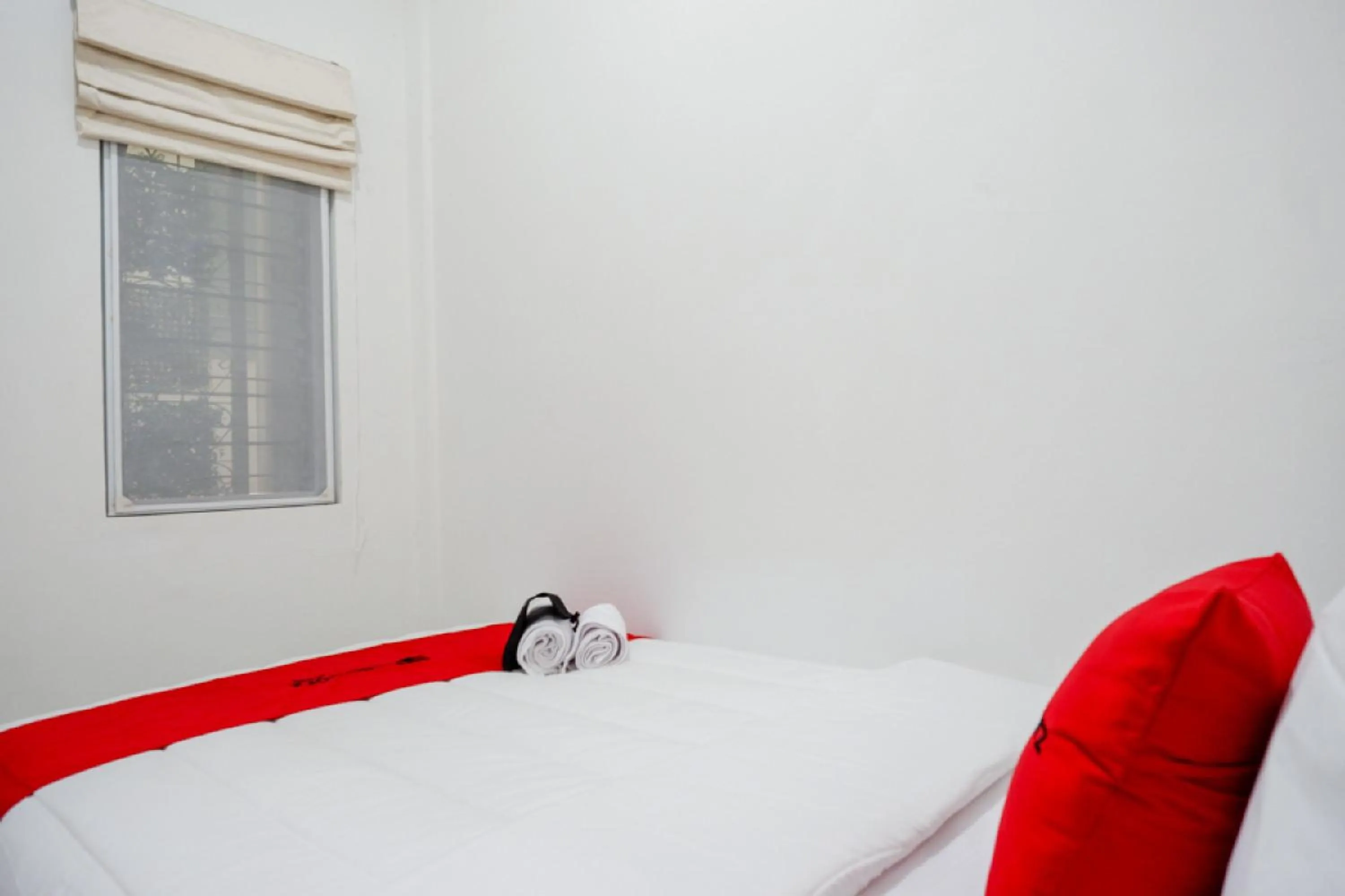 Bedroom, Bed in RedDoorz Hostel near Kota Lama Semarang