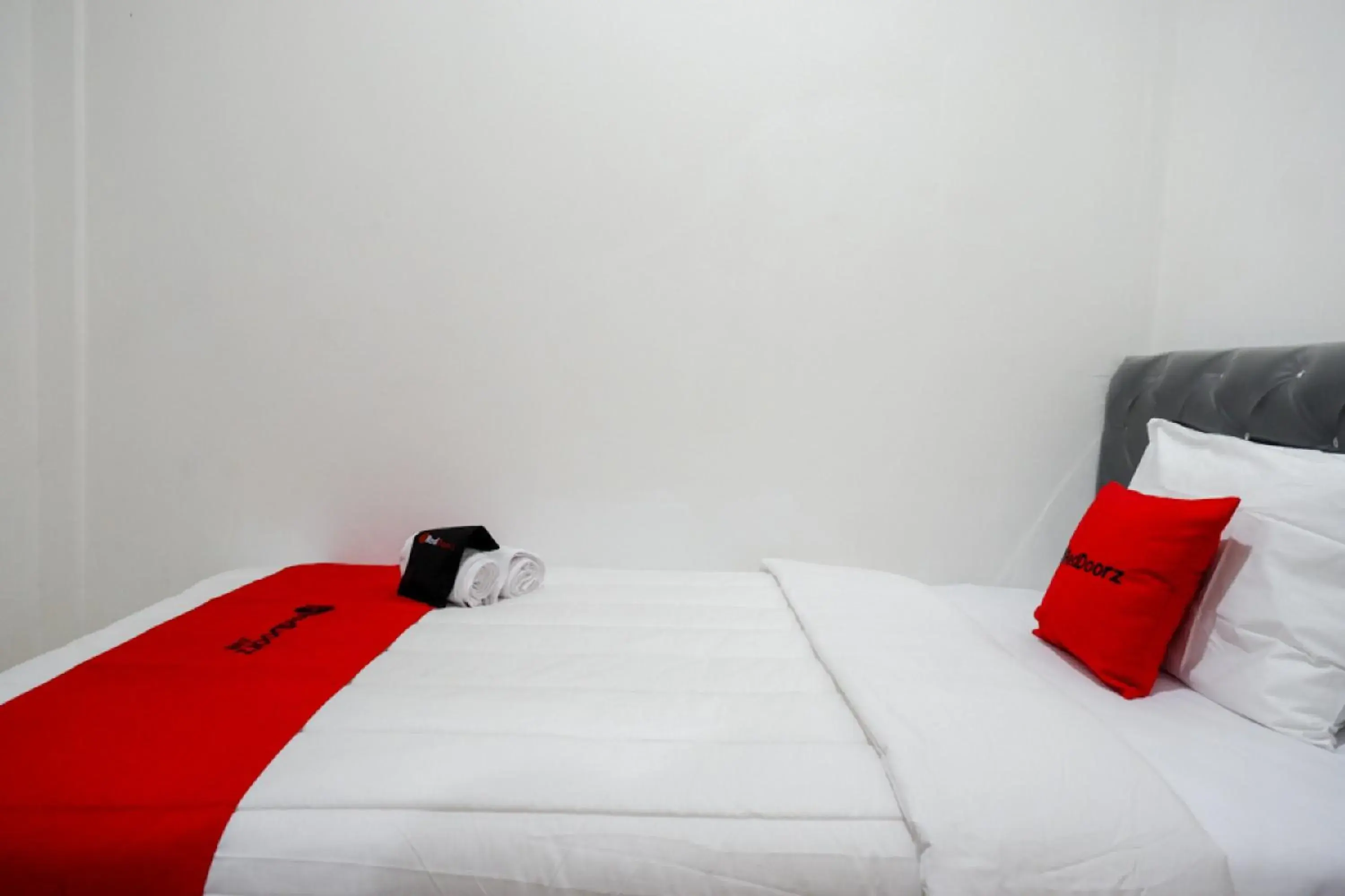 Bedroom, Bed in RedDoorz Hostel near Kota Lama Semarang Bedroom, Bed in RedDoorz Hostel near Kota Lama Semarang