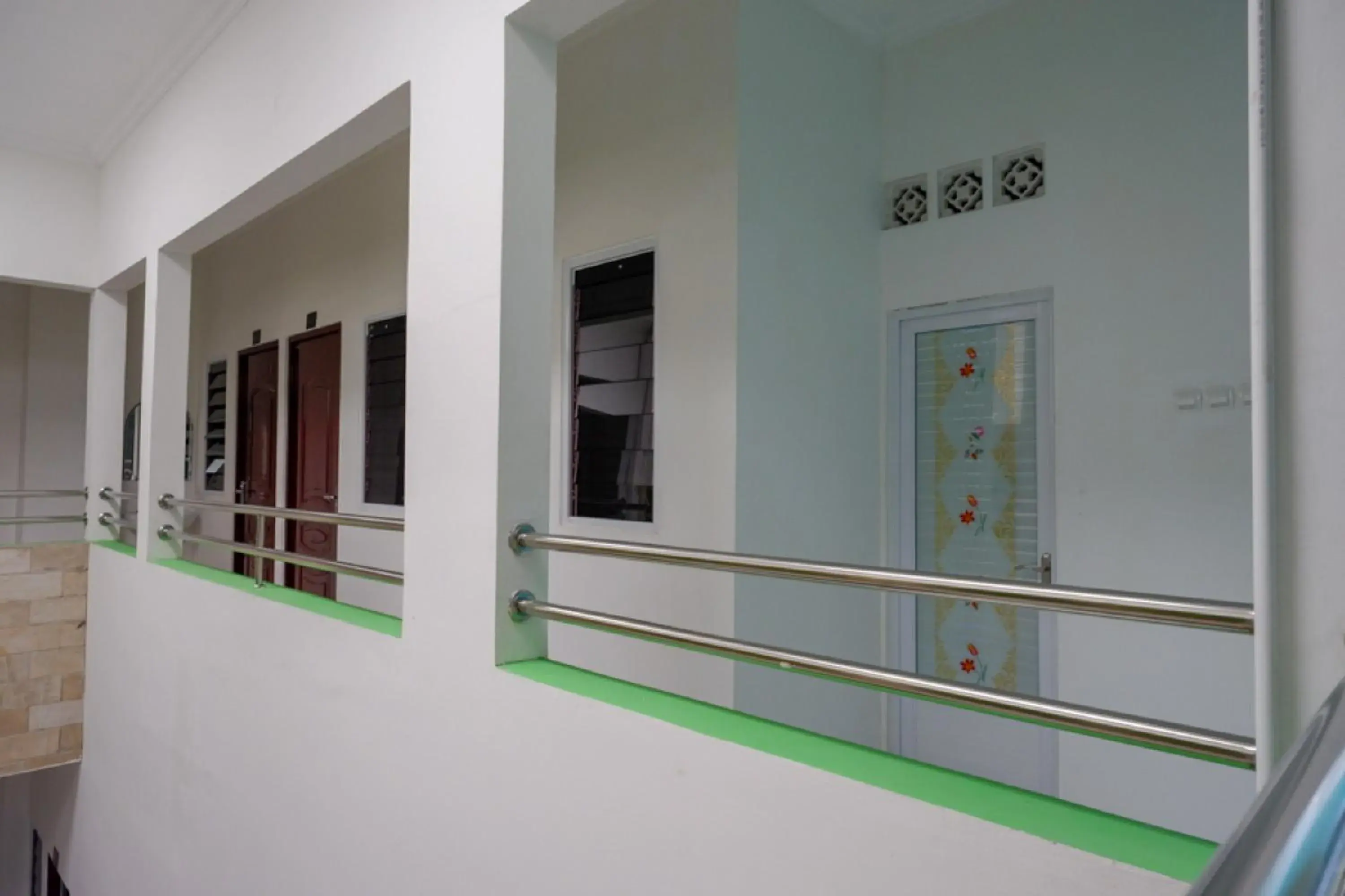 Facade/entrance in RedDoorz Hostel near Kota Lama Semarang Facade/entrance in RedDoorz Hostel near Kota Lama Semarang