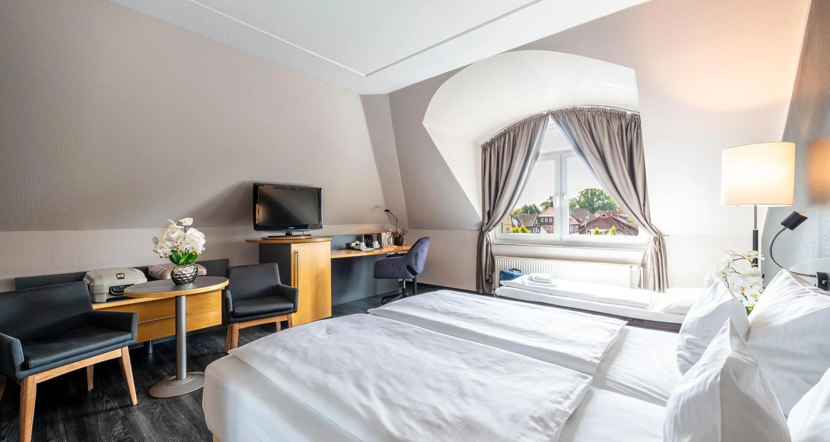 TV and multimedia, Bed in PLAZA INN Heidehof