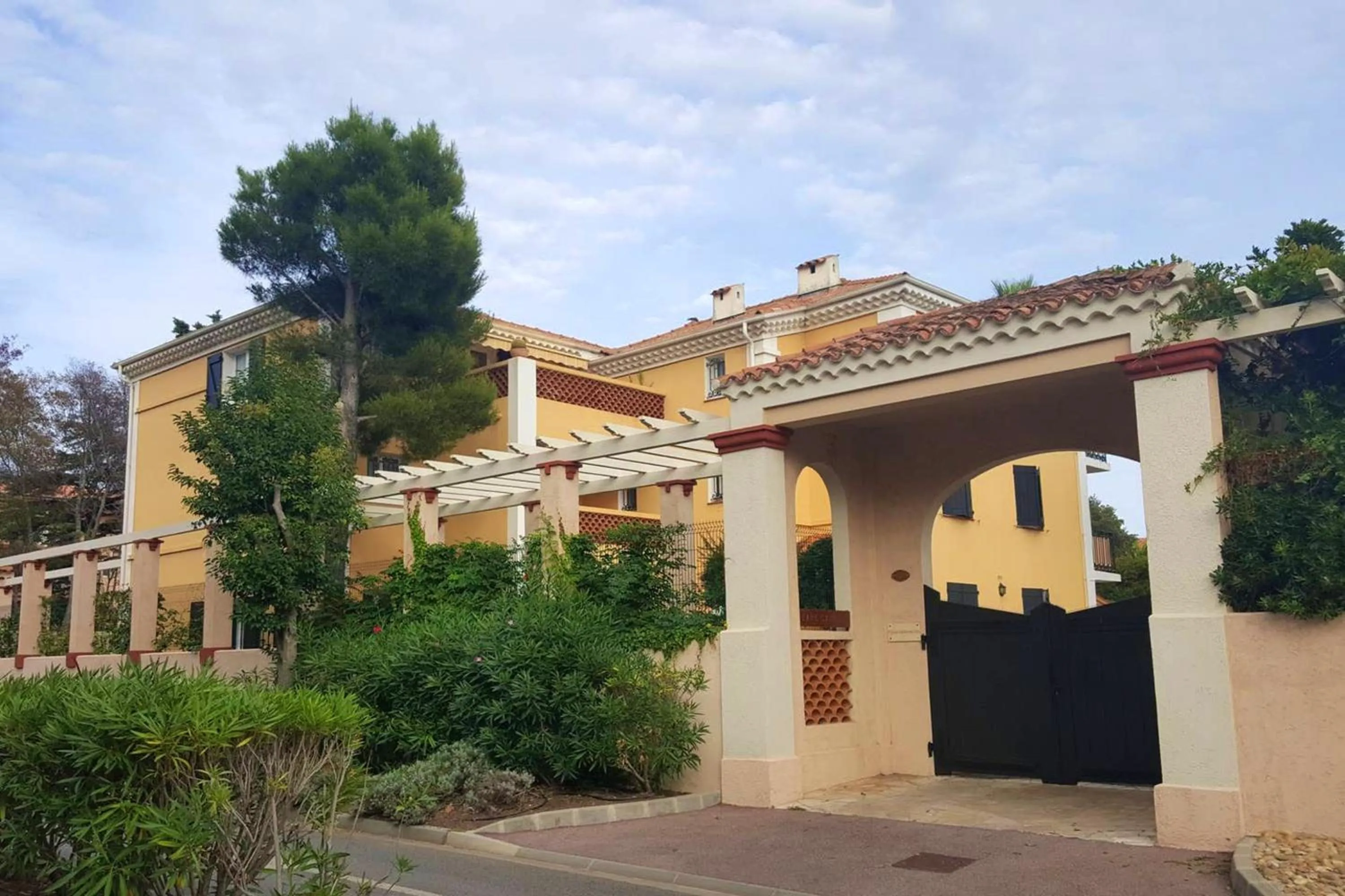Property building in Appartement charmant à Saint-Aygulf avec jardin privé
