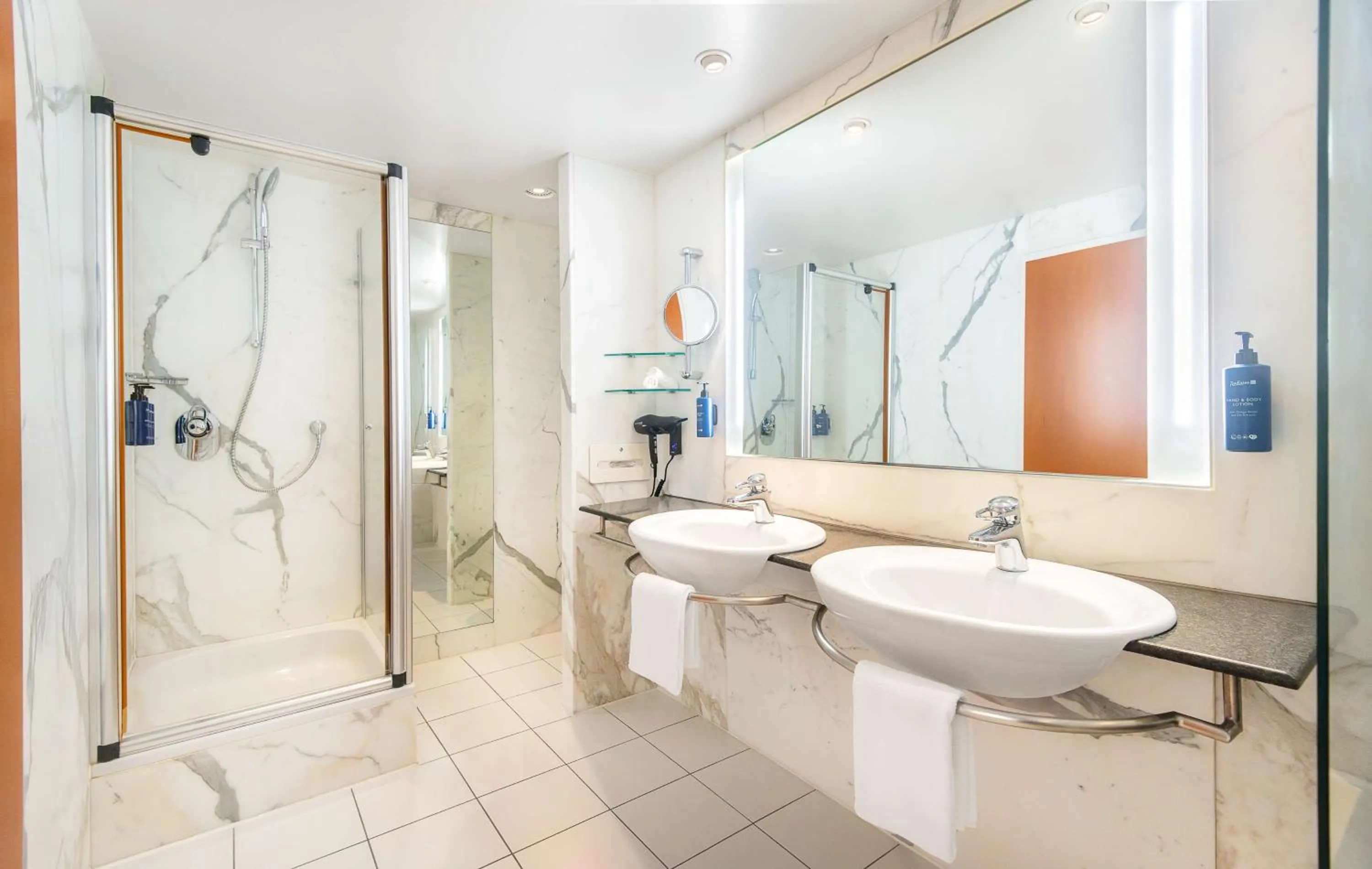 Bathroom in Radisson Blu Fürst Leopold Hotel