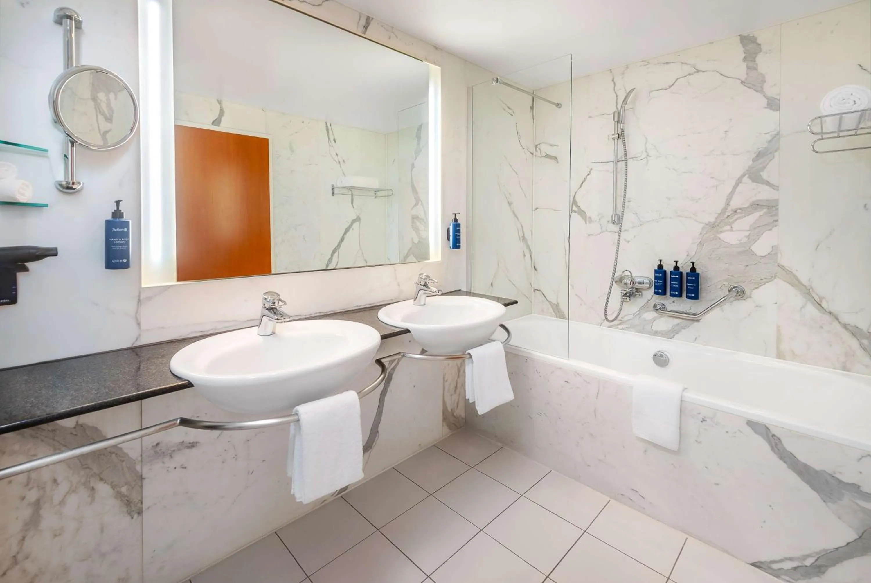 Bathroom in Radisson Blu Fürst Leopold Hotel