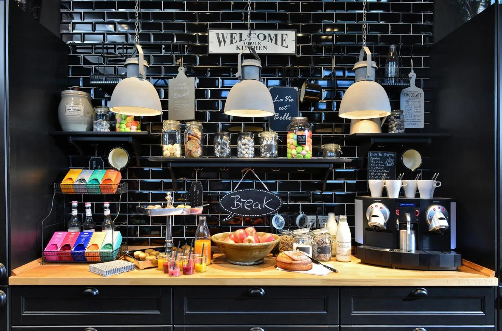 Kitchen or kitchenette in Hotel Friends