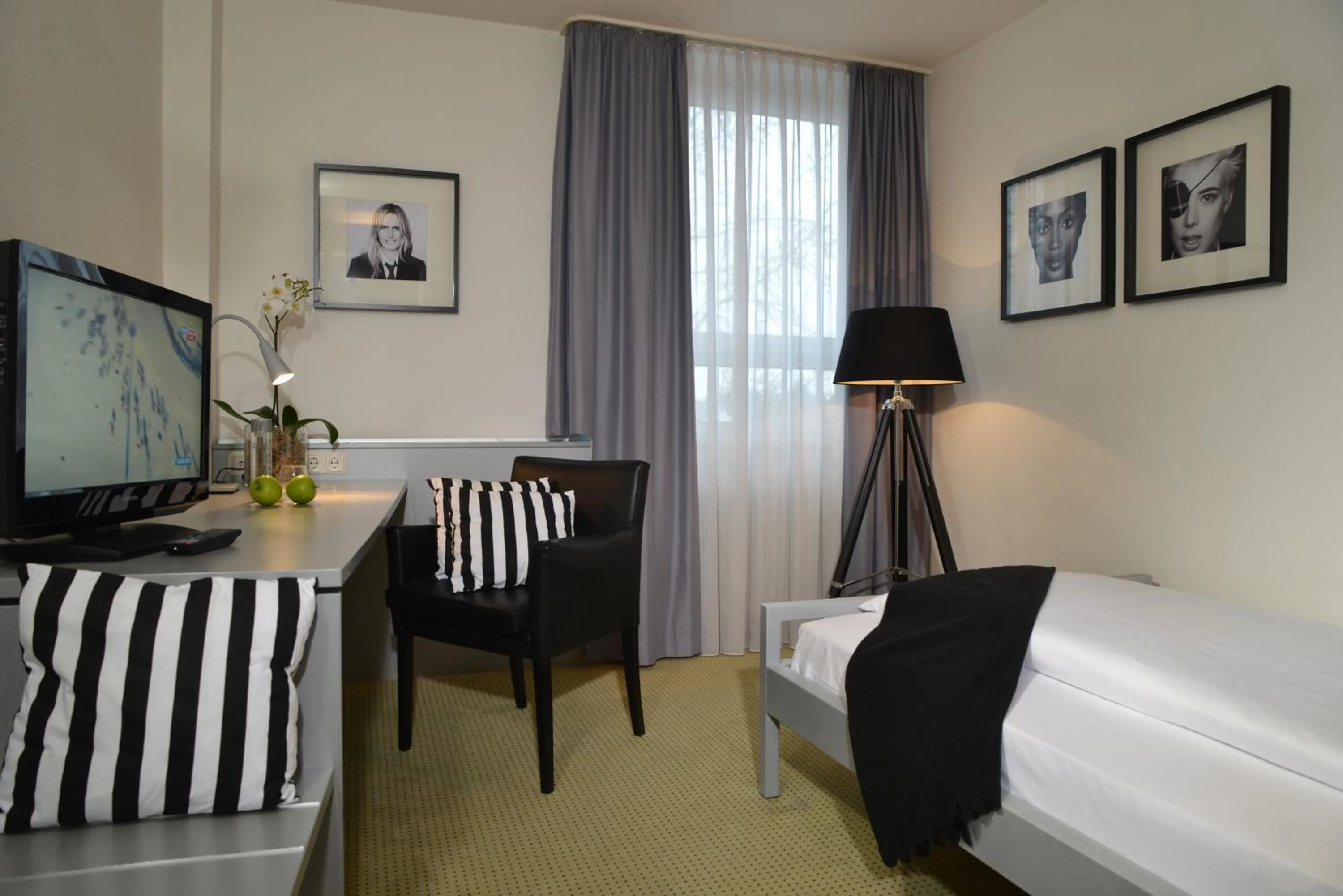 Photo of the whole room, TV/Entertainment Center in Hotel Friends