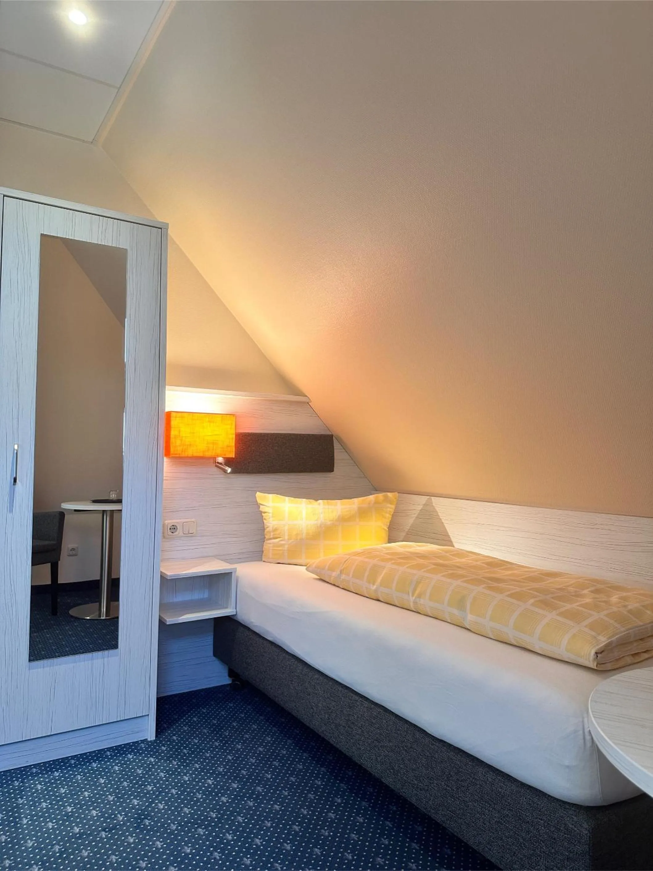 Bed in Dünenhotel am Meer