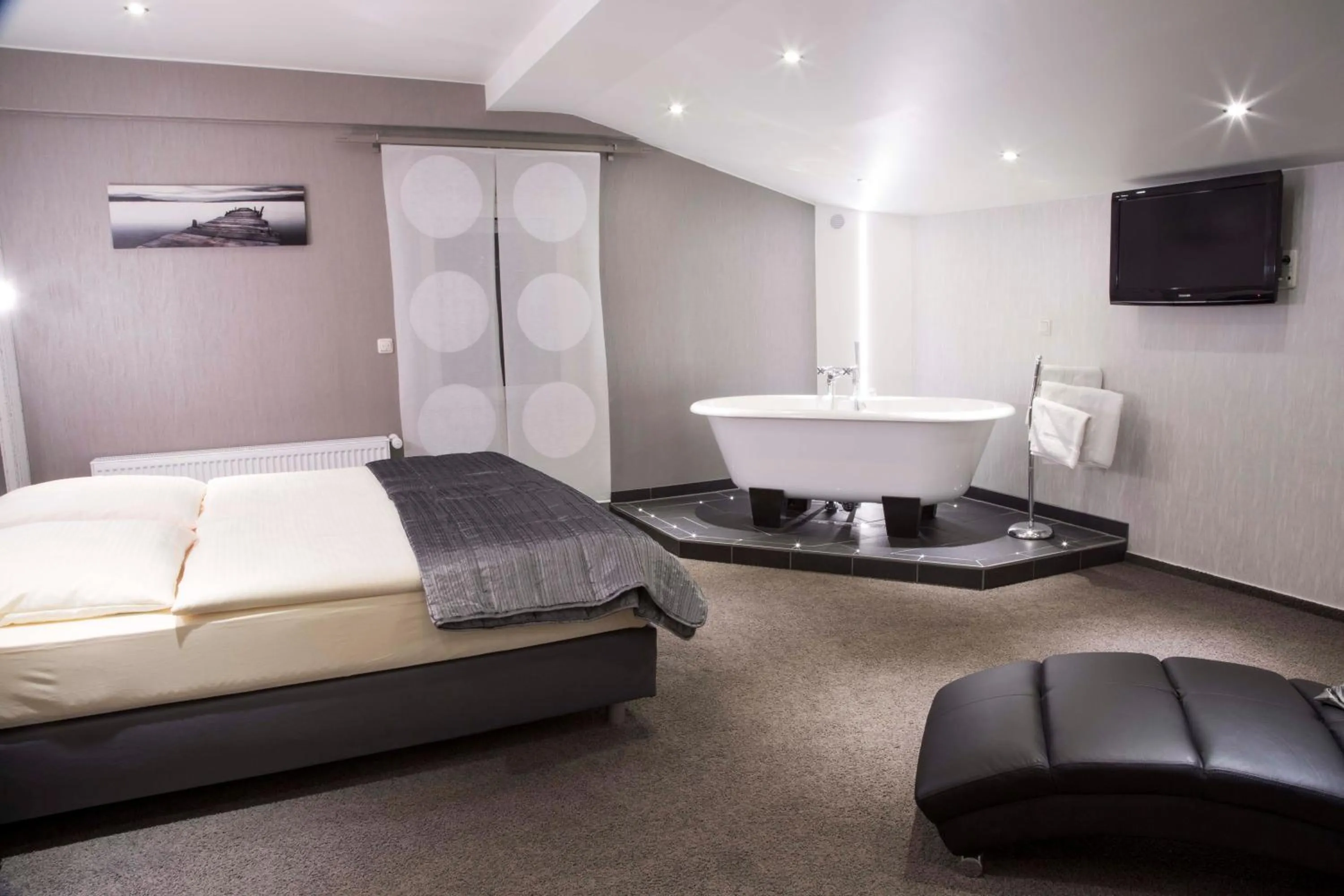 Photo of the whole room, Bed in Hotel Zum Bären