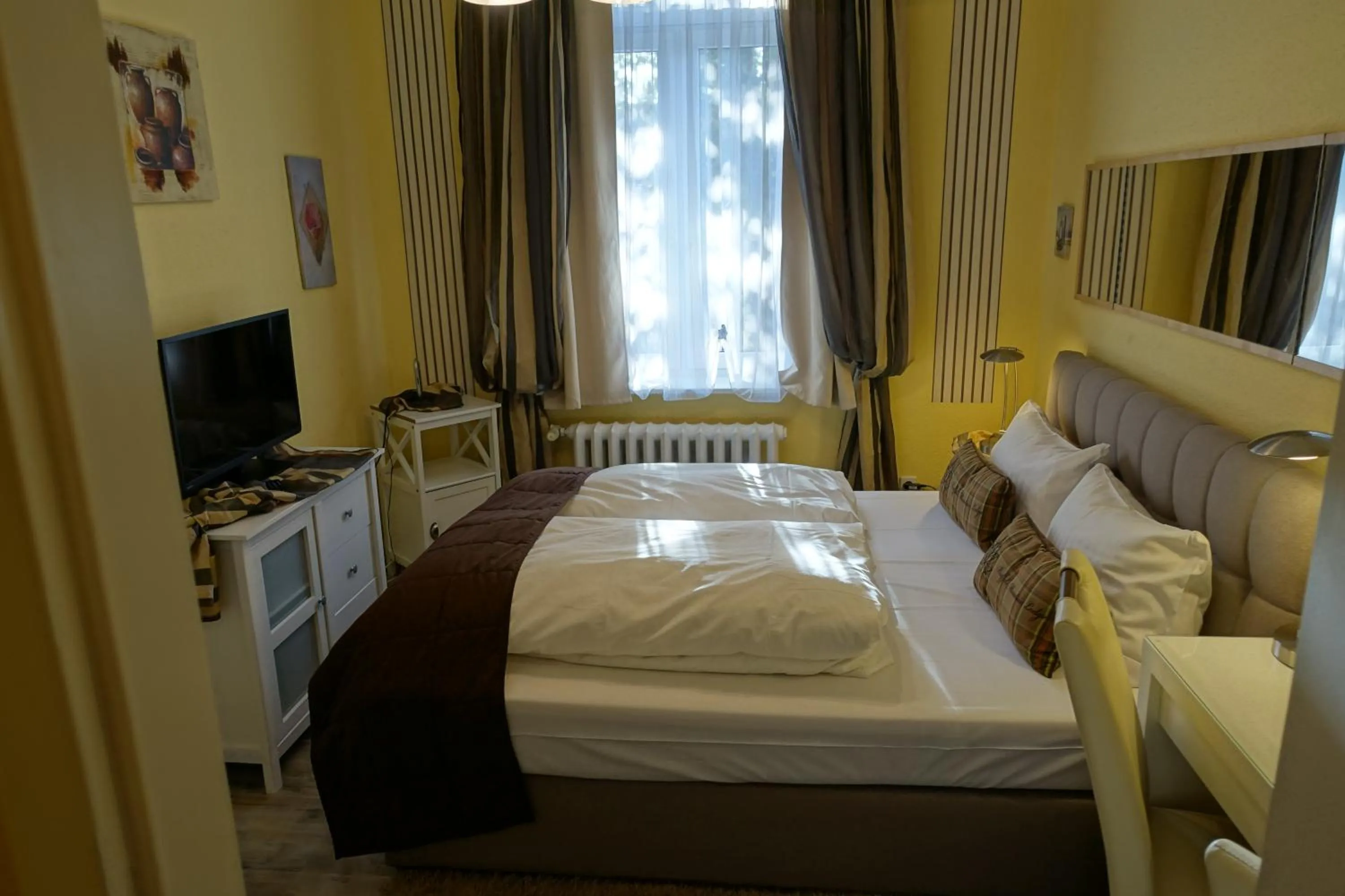 Photo of the whole room, Bed in Hotel Villa Konstanz
