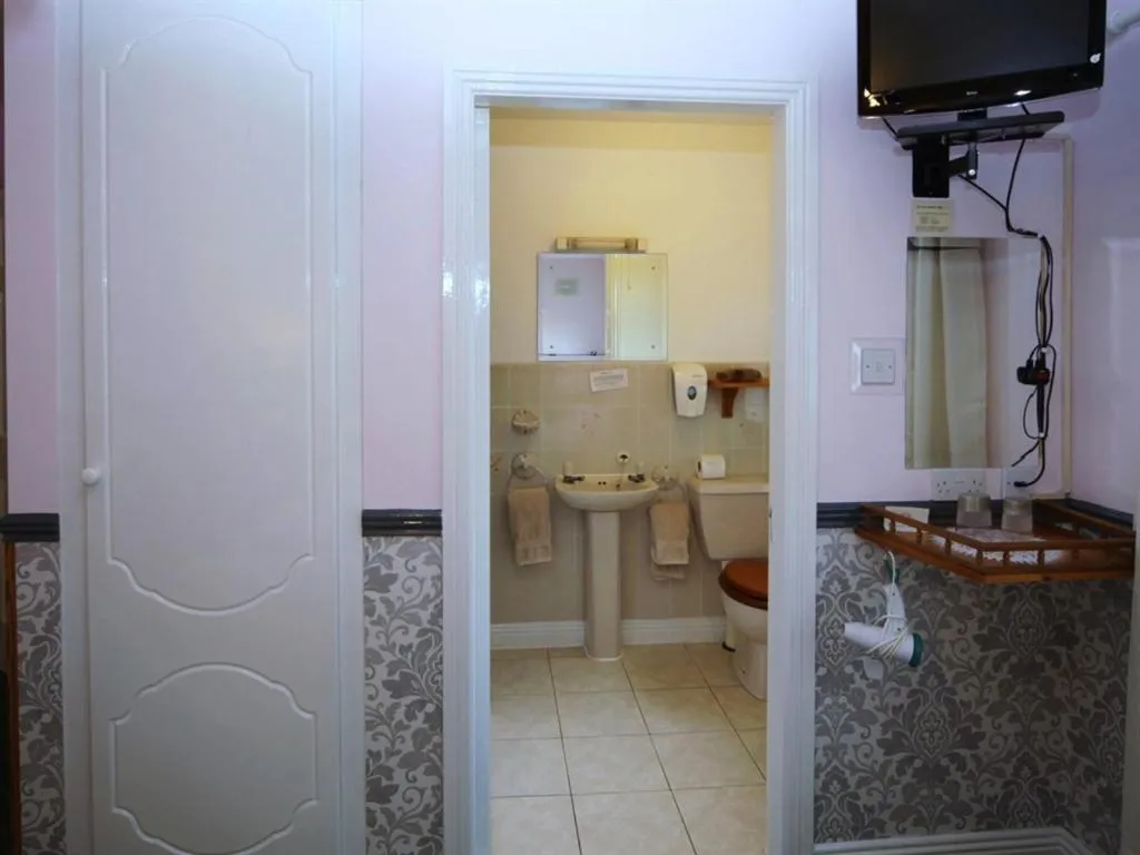 Bathroom in Launard House