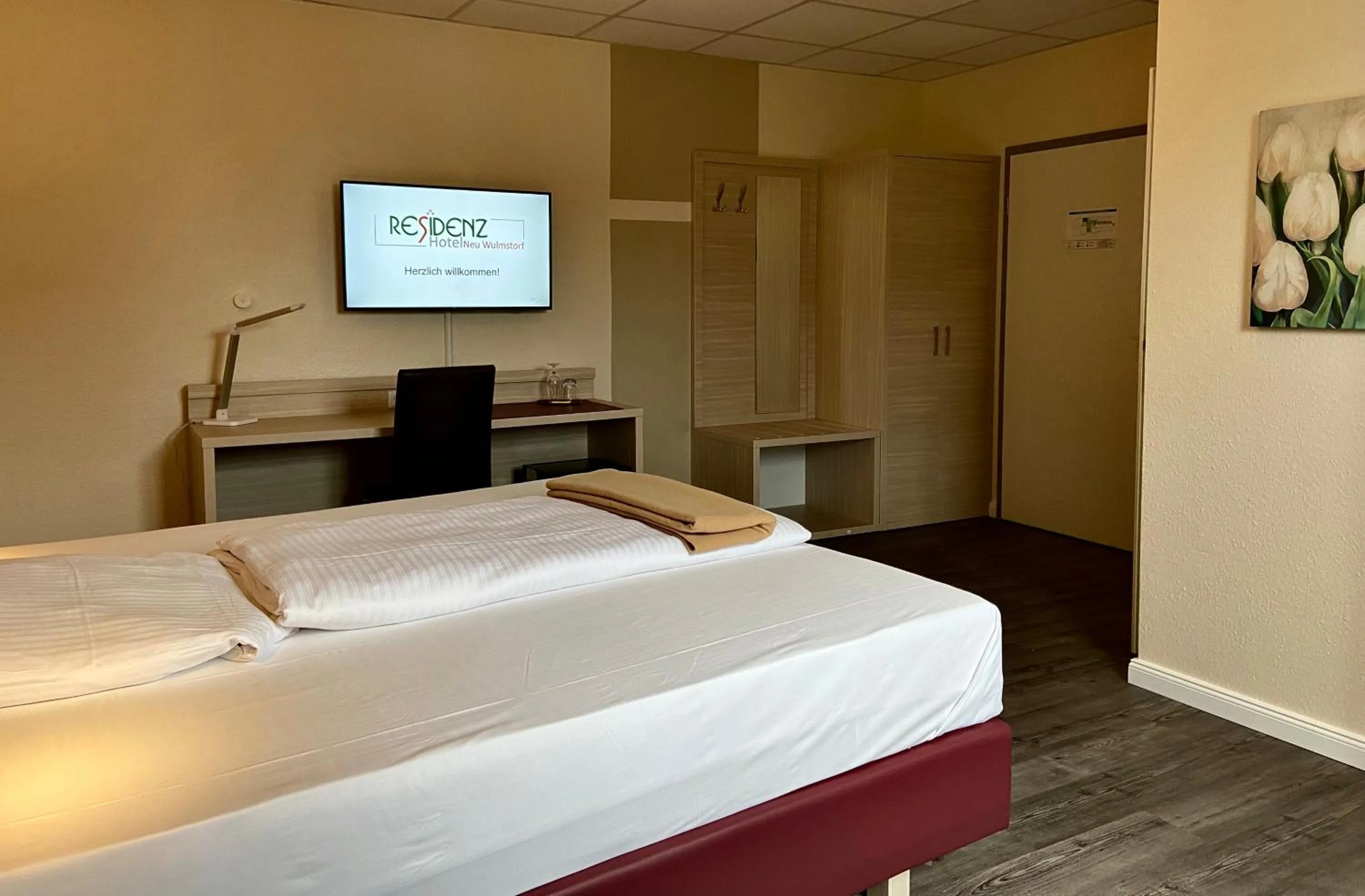 Photo of the whole room, Bed in Residenz Hotel Neu Wulmstorf