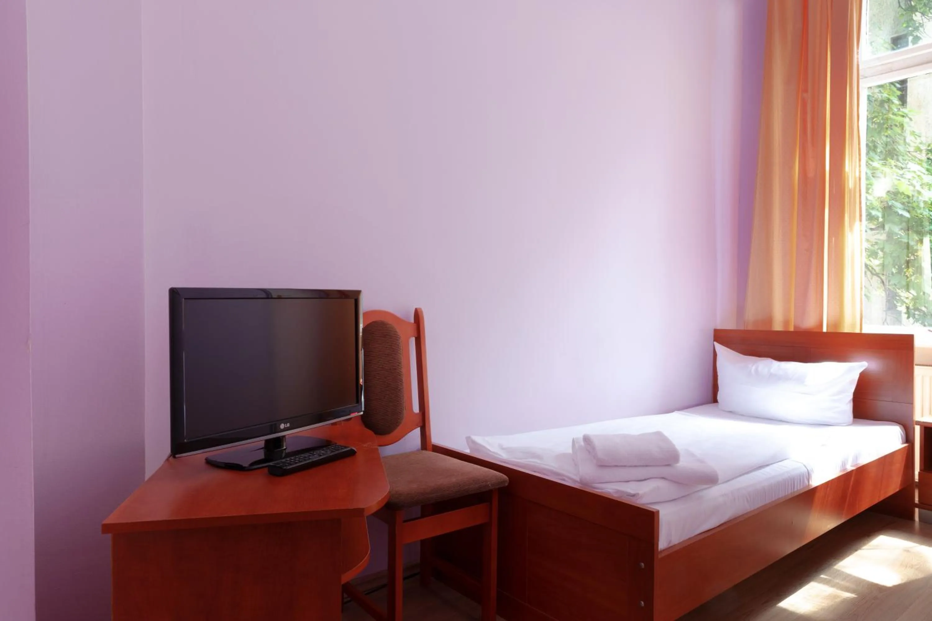 Bed, TV/Entertainment Center in Hotel Eden am Zoo
