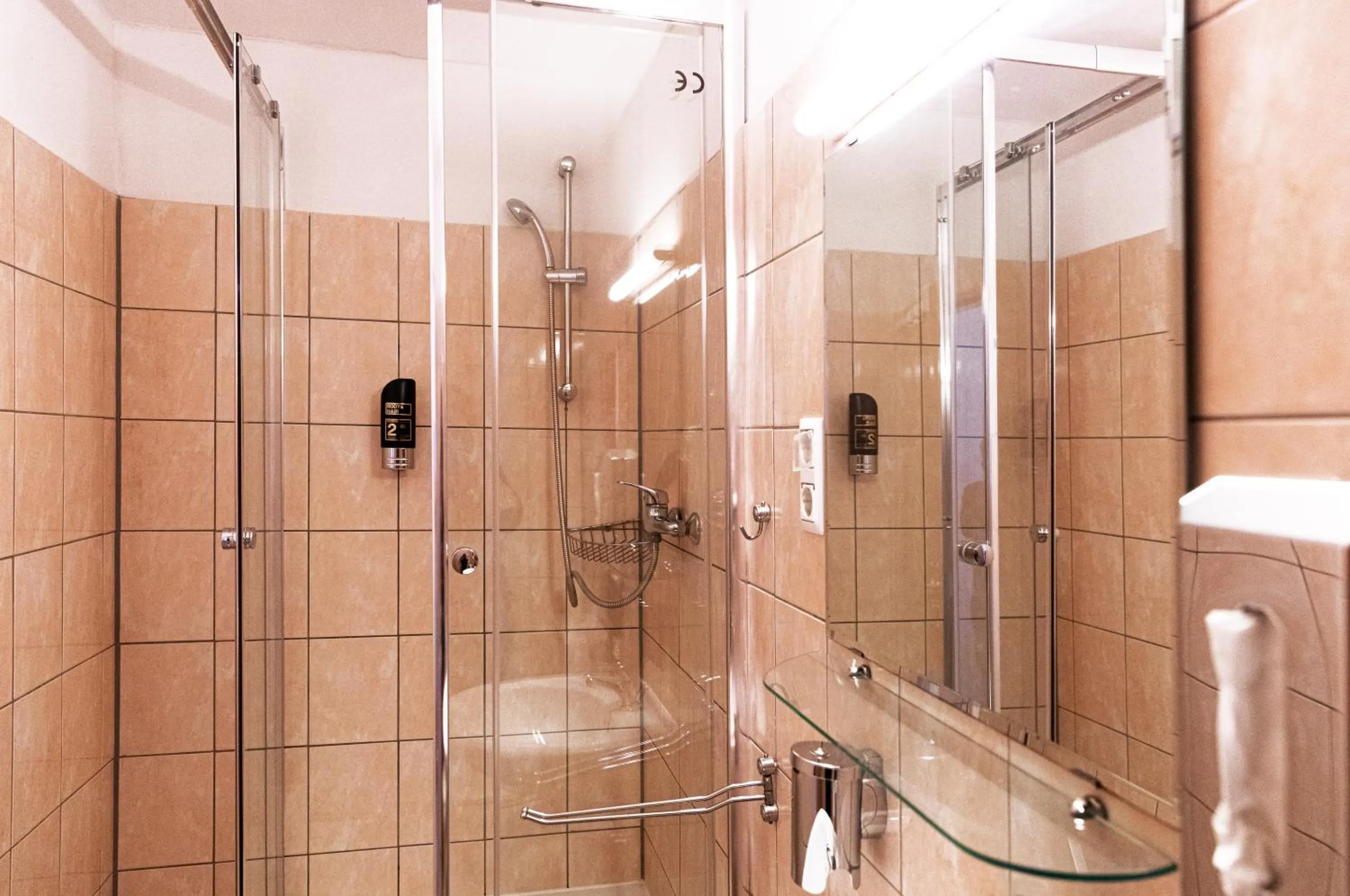 Shower, Bathroom in Hotel Eden am Zoo