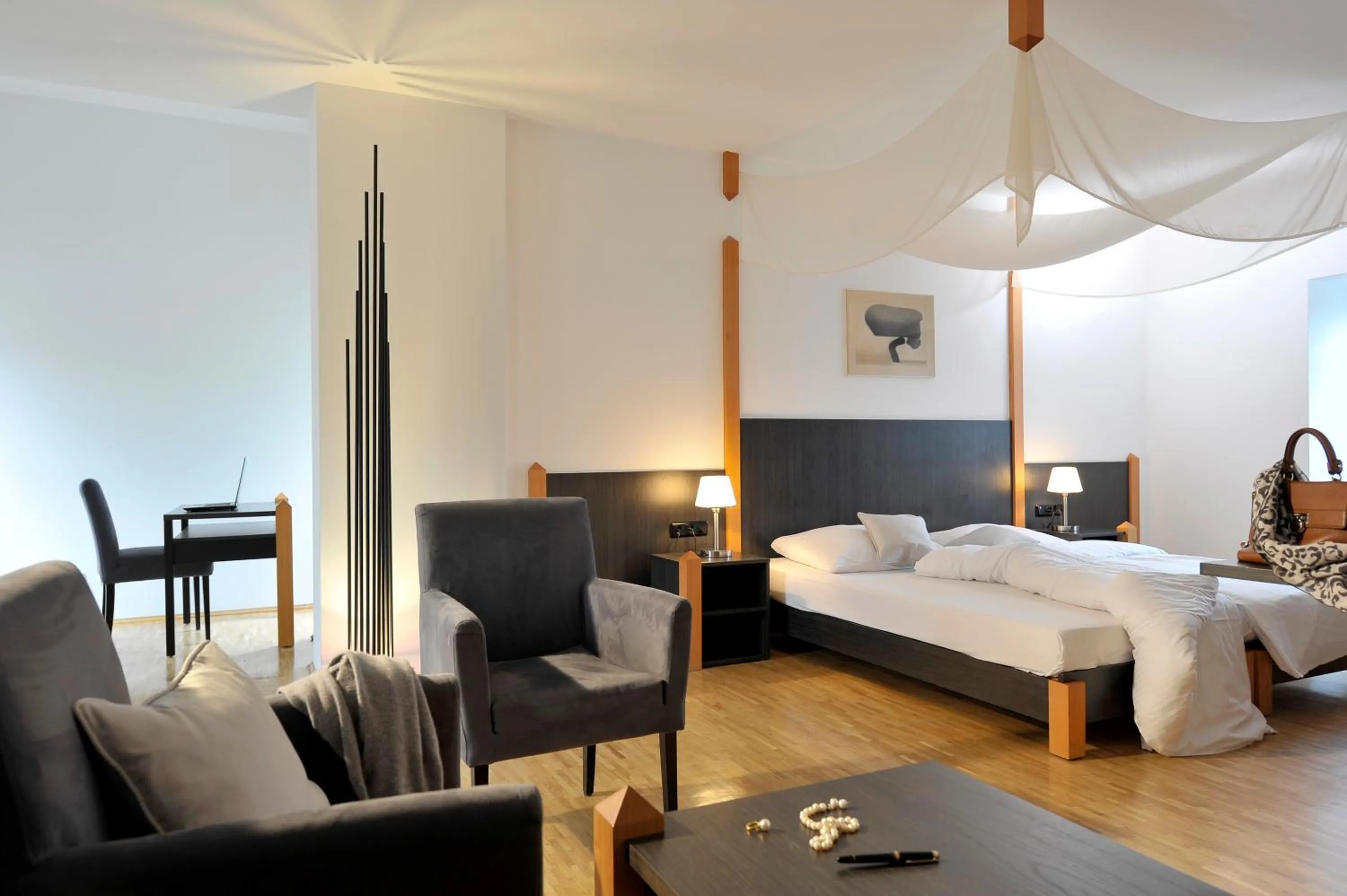 Photo of the whole room, Bed in Breuer's Rüdesheimer Schloss