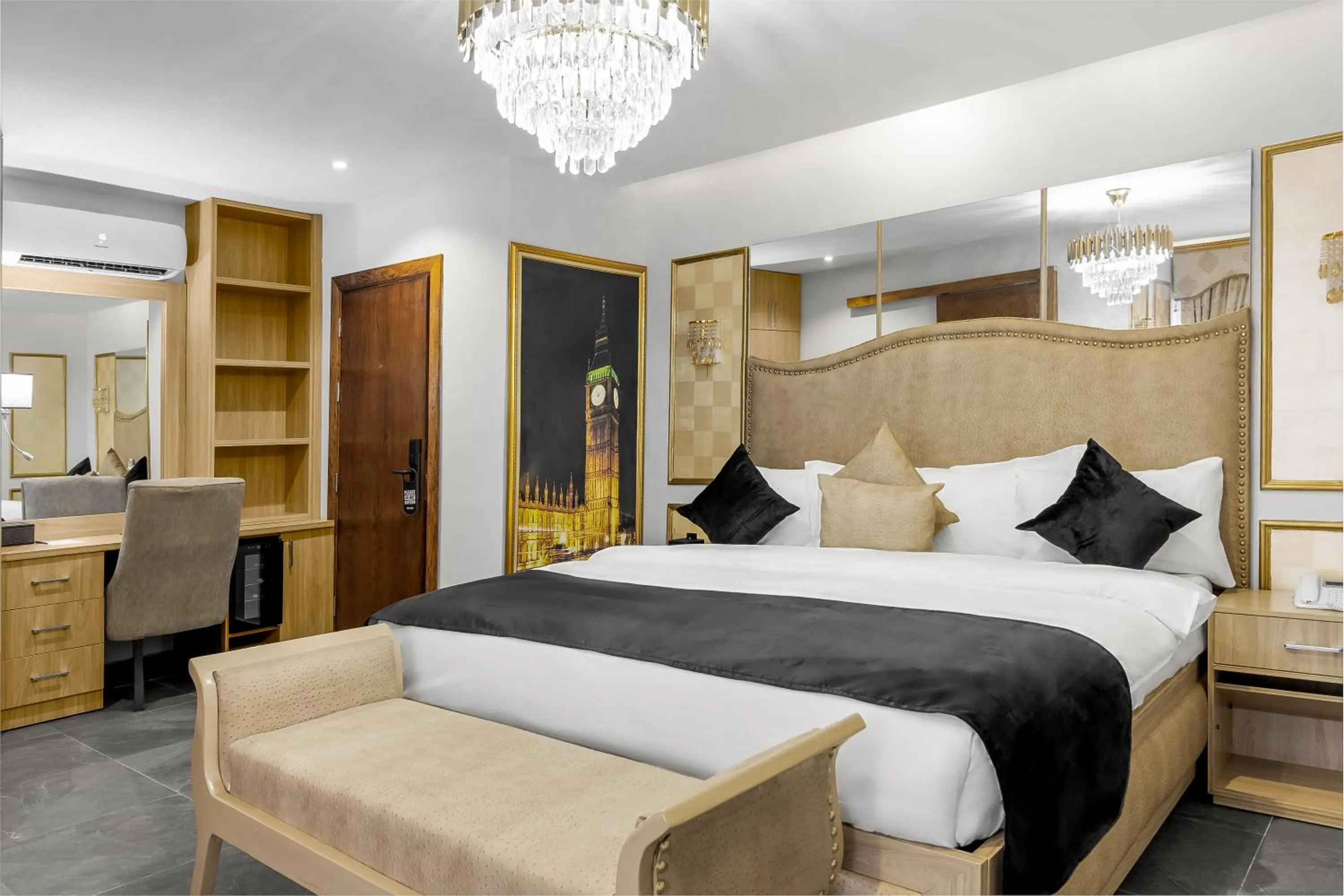 Bedroom, Bed in Villa Monument Hotel