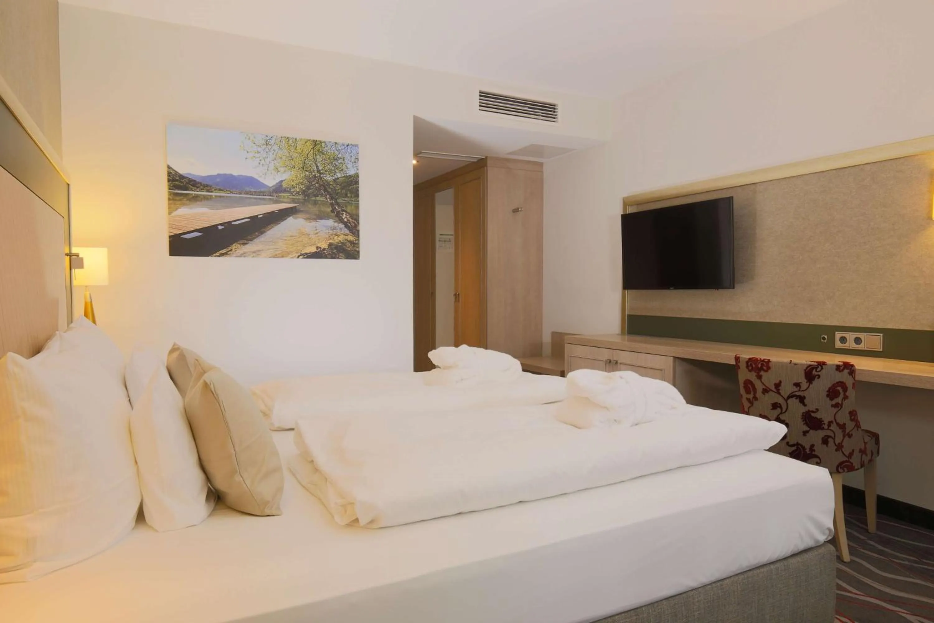 Bedroom, Bed in Hotel Bayerischer Hof Miesbach, BW Premier Collection