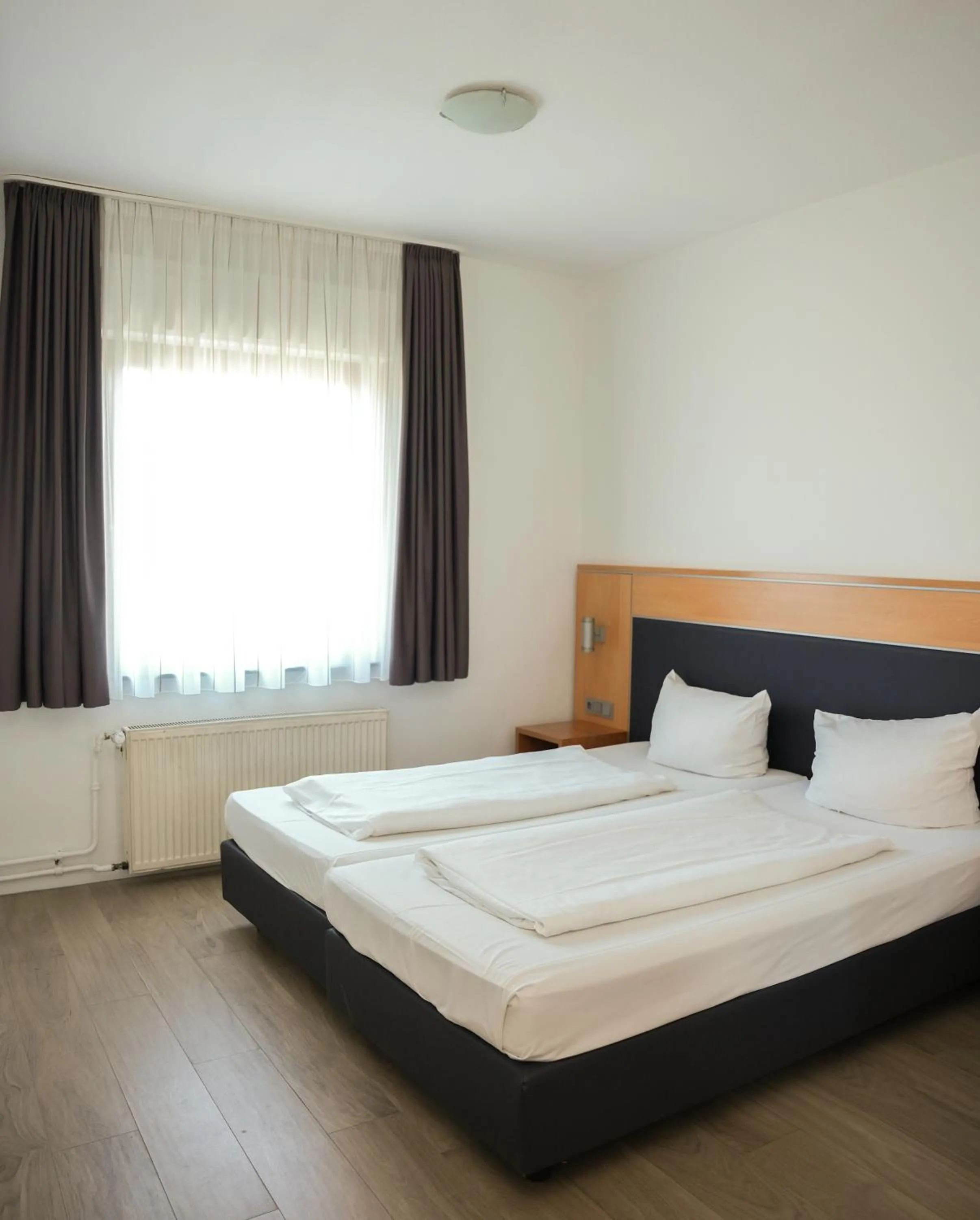 Bedroom, Bed in Hotel Offenbacher Hof