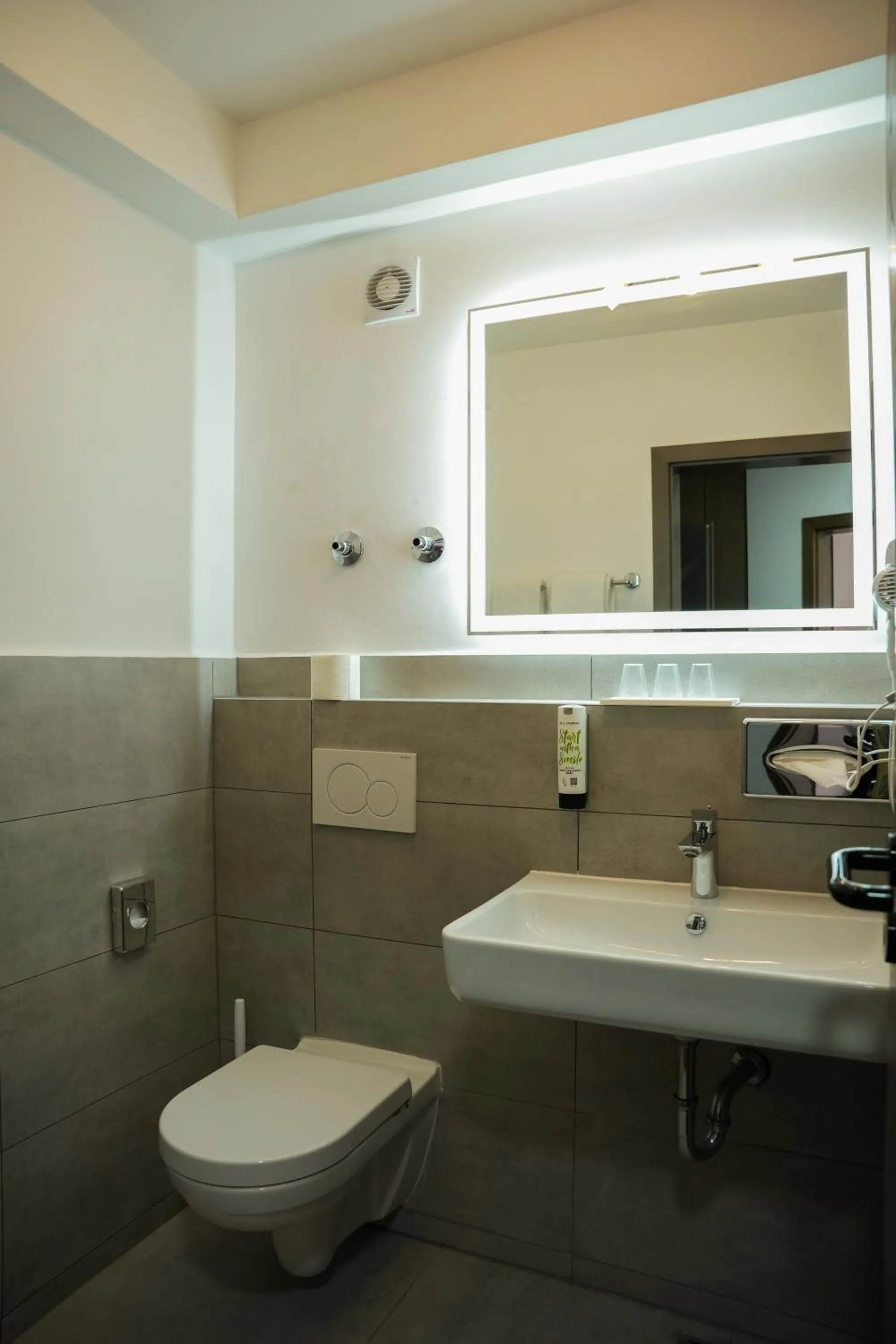 Toilet in Hotel Offenbacher Hof