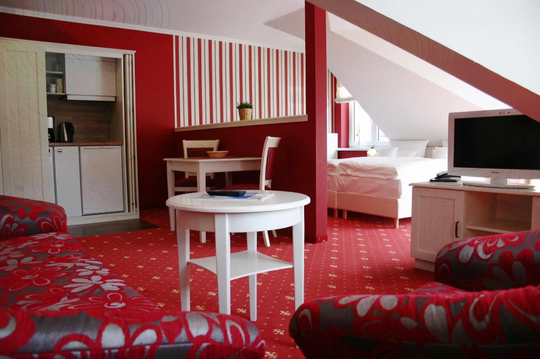 Kitchen or kitchenette, Bed in Hotel Godewind