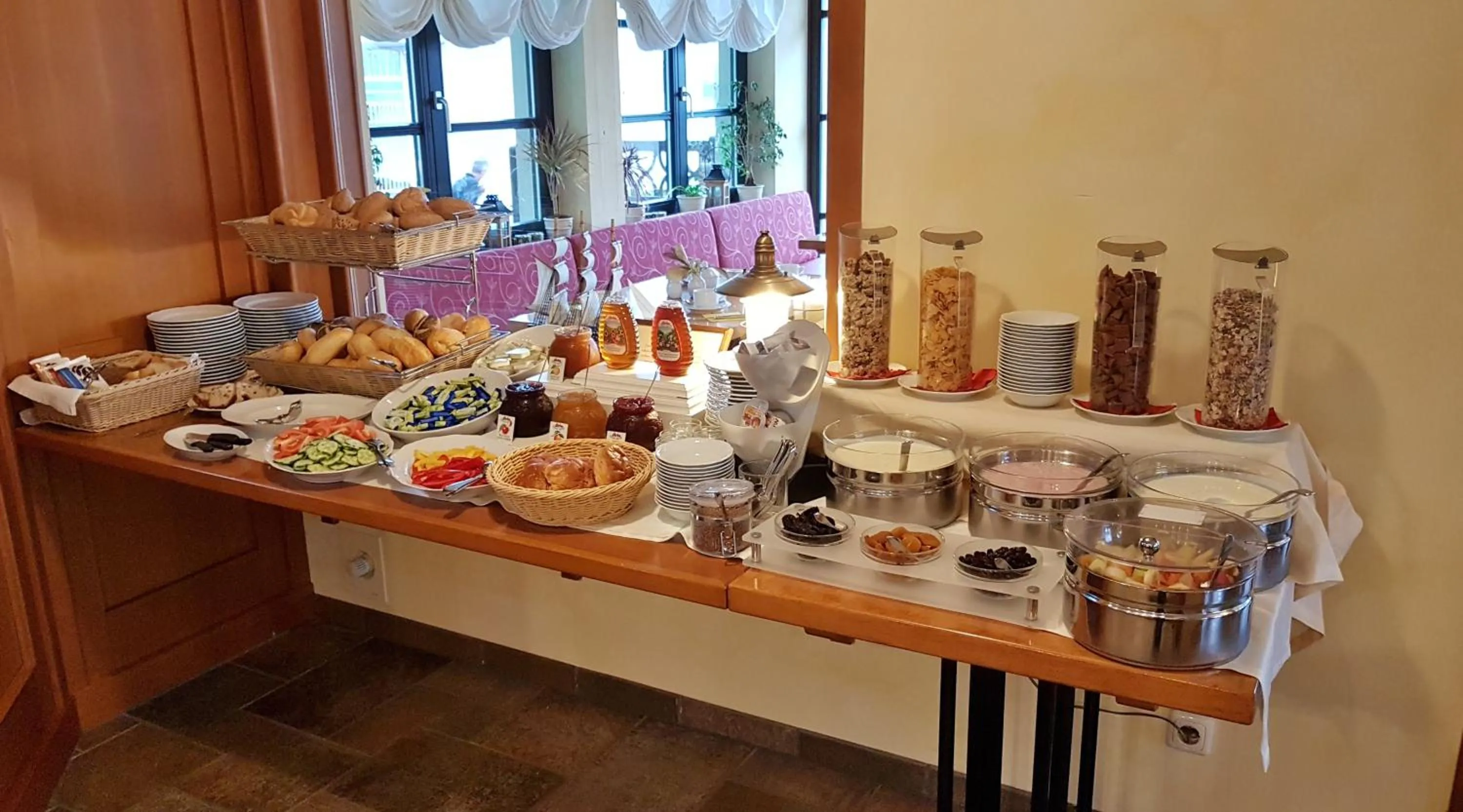 Buffet breakfast in Hotel Godewind