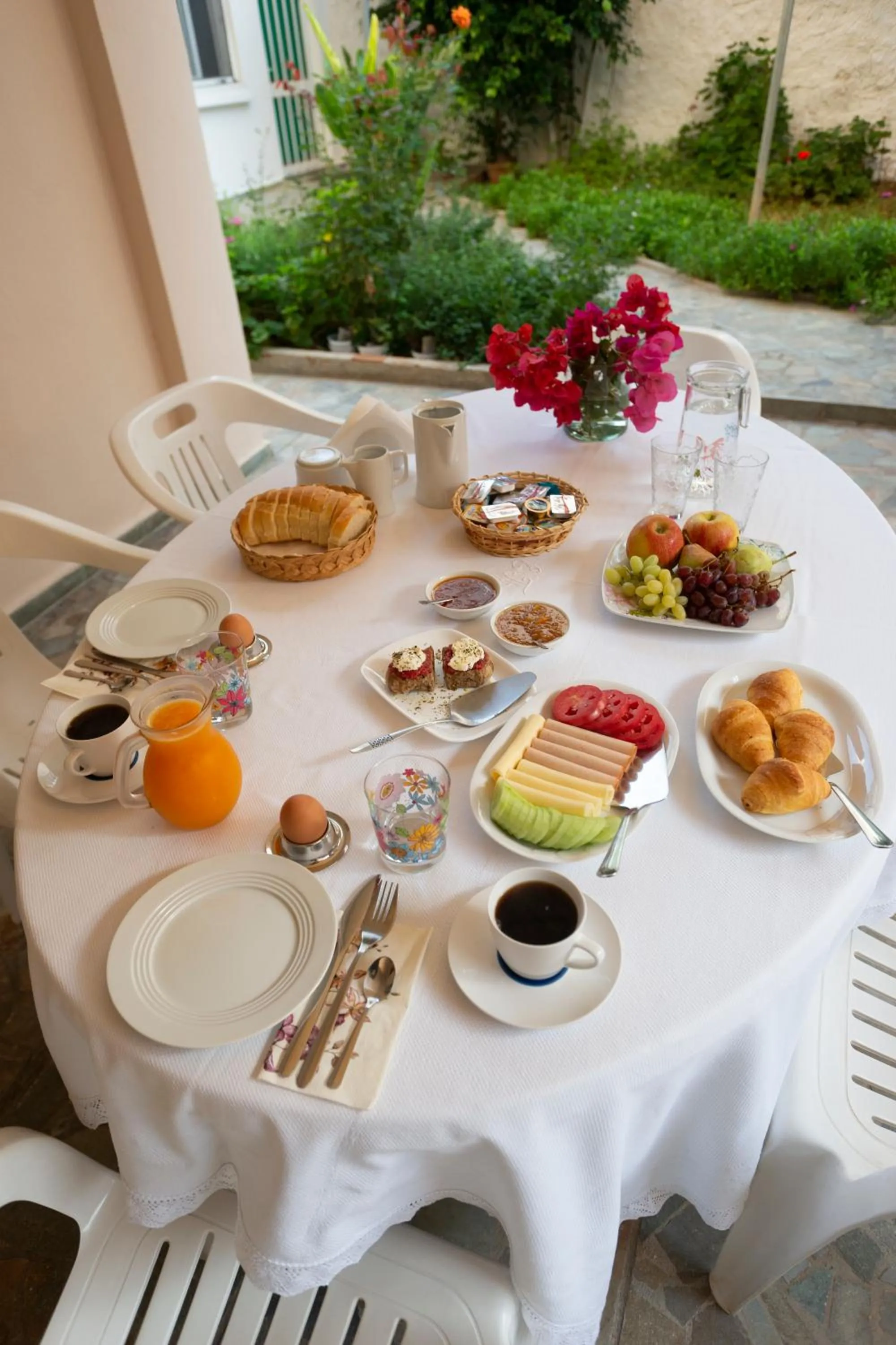 Breakfast in Stratis Apartments