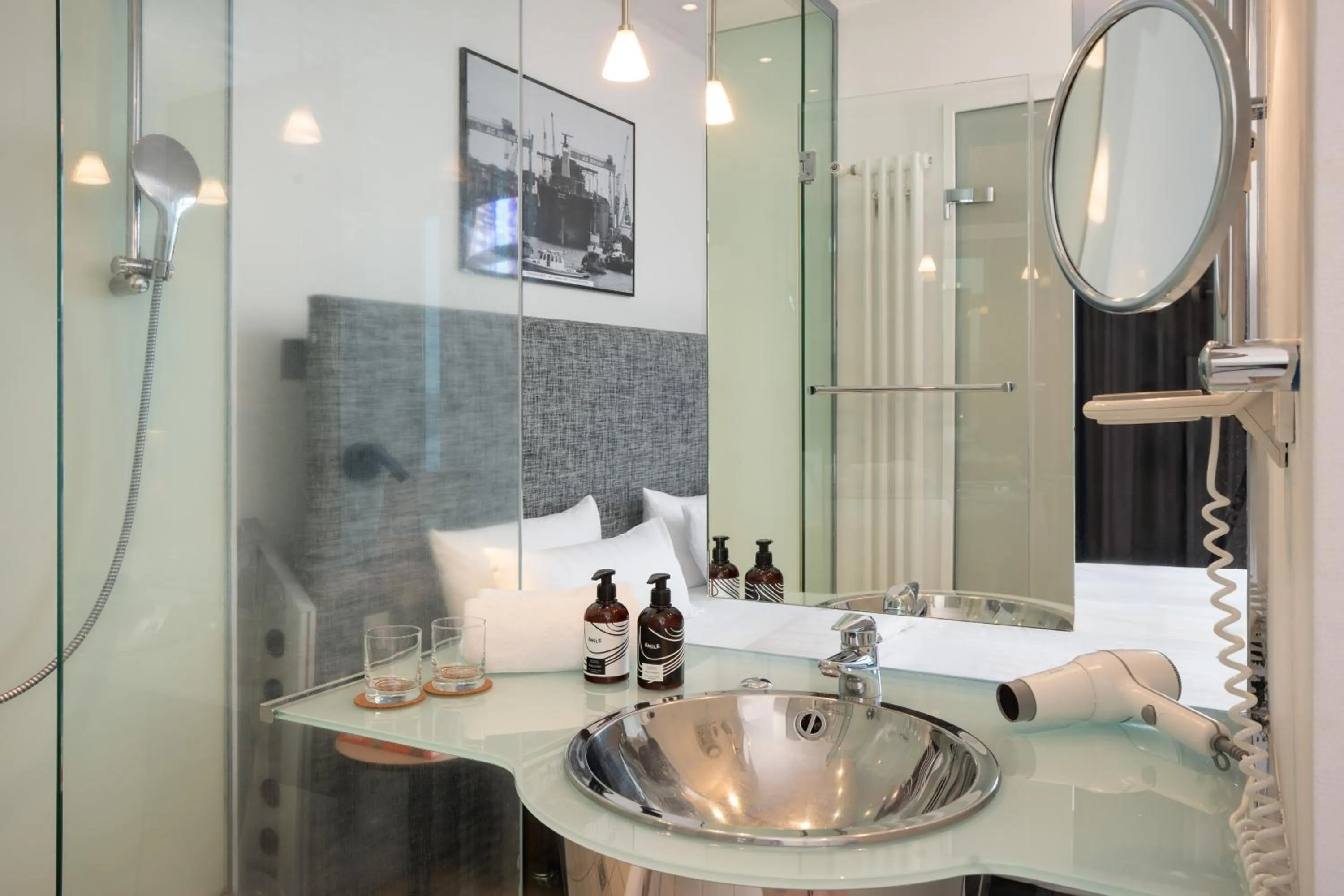 Bathroom in INNSiDE by Meliá Bremen