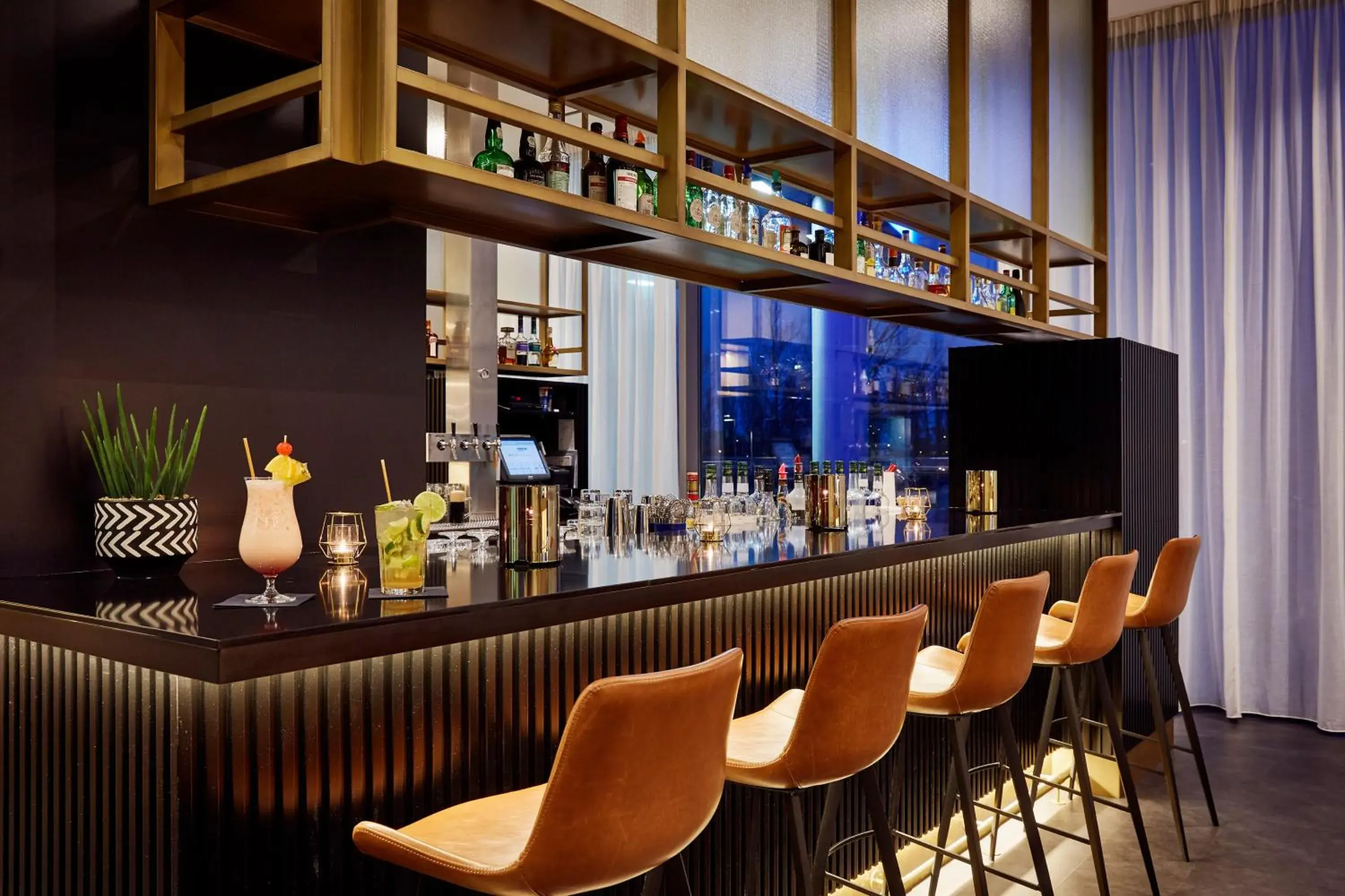 Lounge or bar in INNSiDE by Meliá Bremen Lounge or bar in INNSiDE by Meliá Bremen