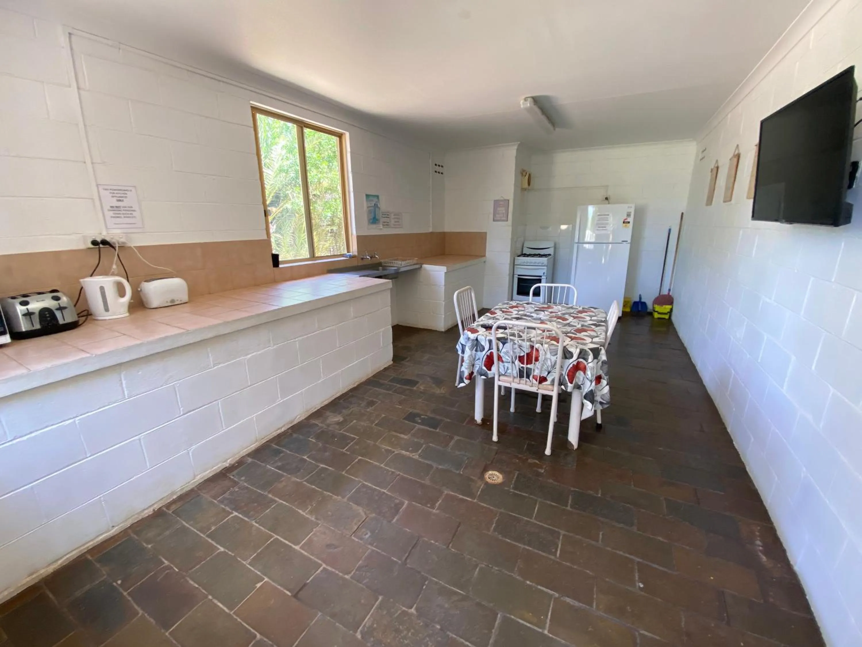 Kitchen or kitchenette in Capricorn Holiday Park